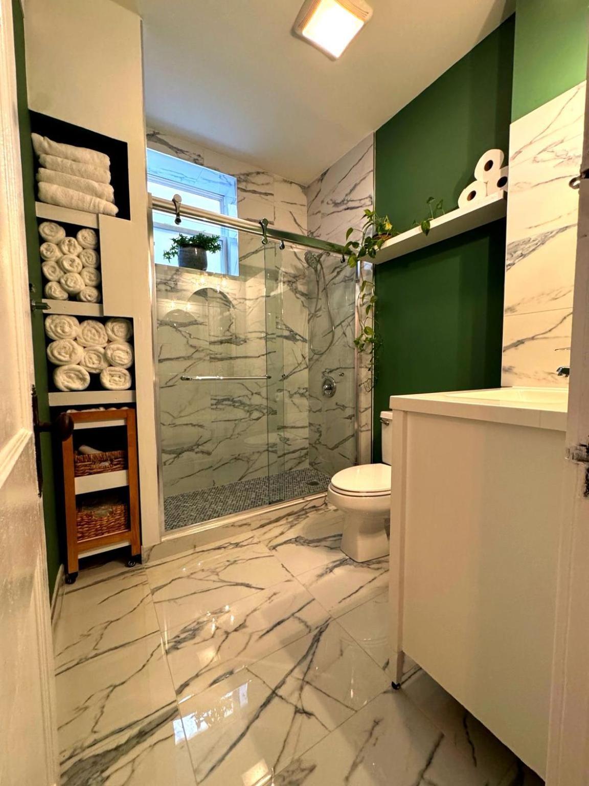 Apartment Stunning 3 Bedrooms 2 Bathrooms Getaway Chicago!