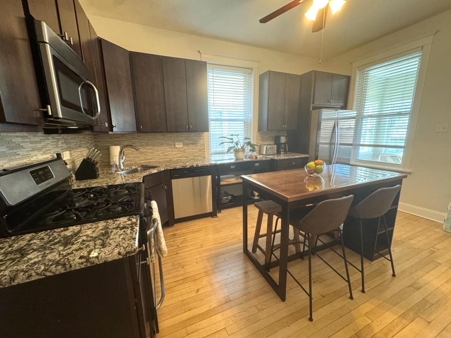 Stunning 3 Bedrooms 2 Bathrooms Getaway Chicago!