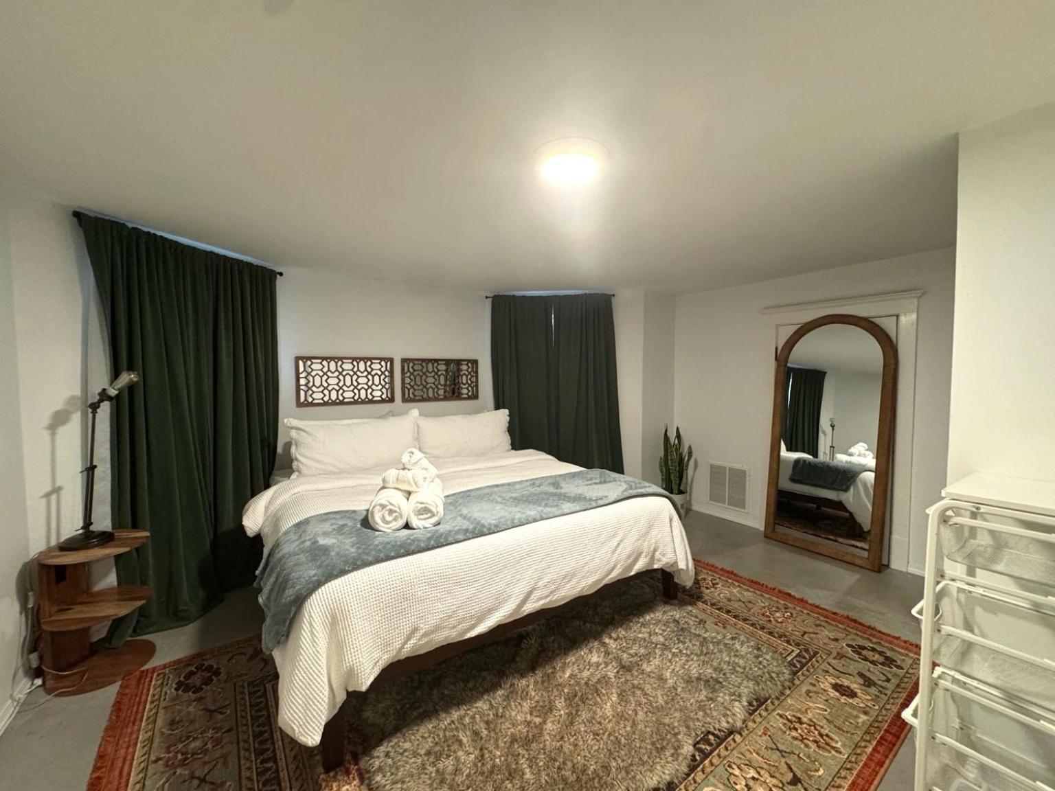 Stunning 3 Bedrooms 2 Bathrooms Getaway Chicago! Apartment