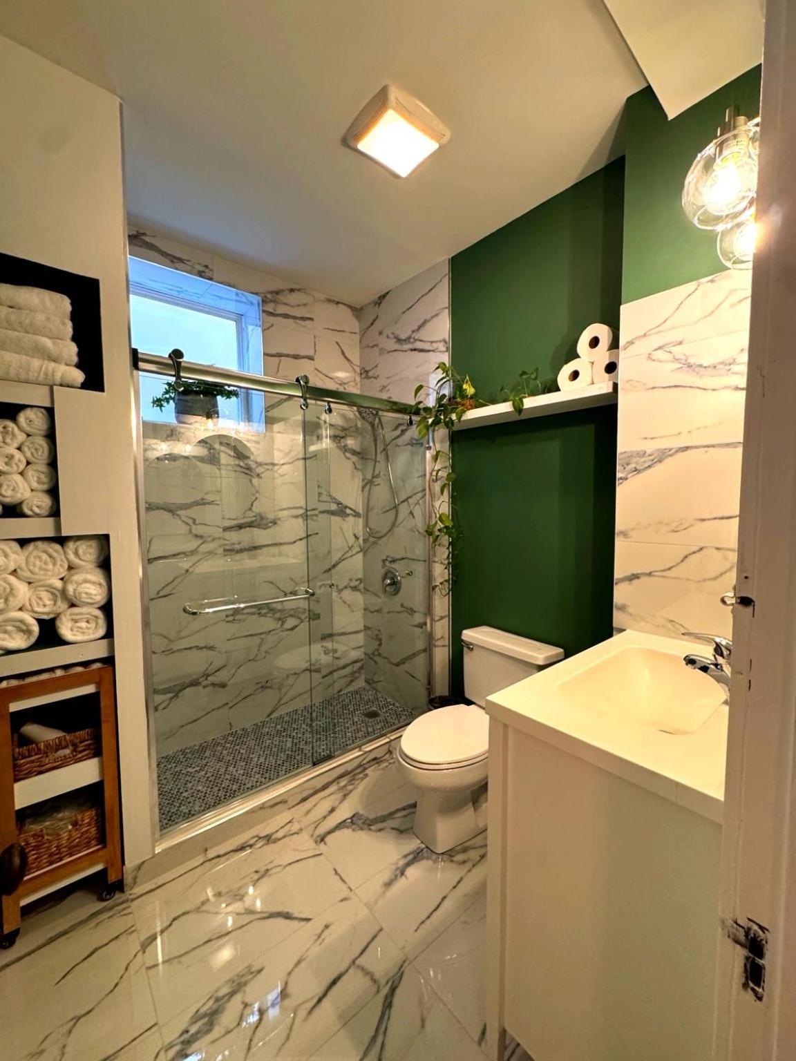 Stunning 3 Bedrooms 2 Bathrooms Getaway Chicago! * Chicago