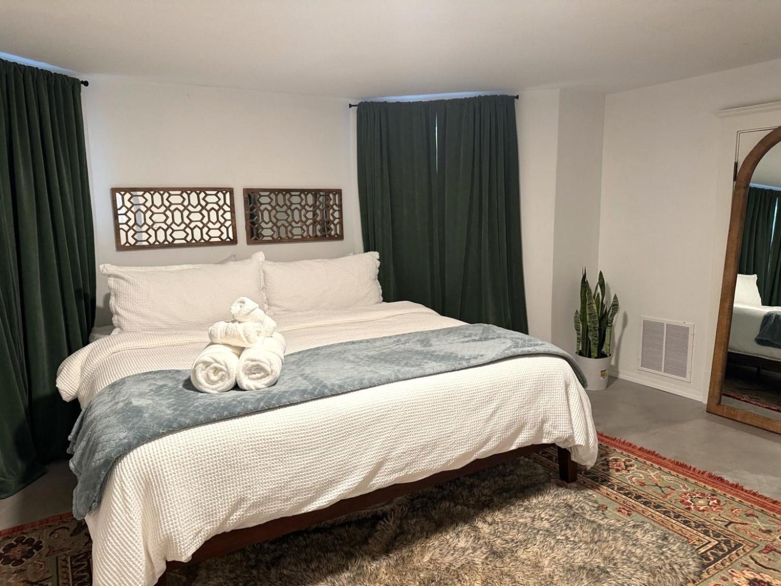 Apartment Stunning 3 Bedrooms 2 Bathrooms Getaway Chicago!