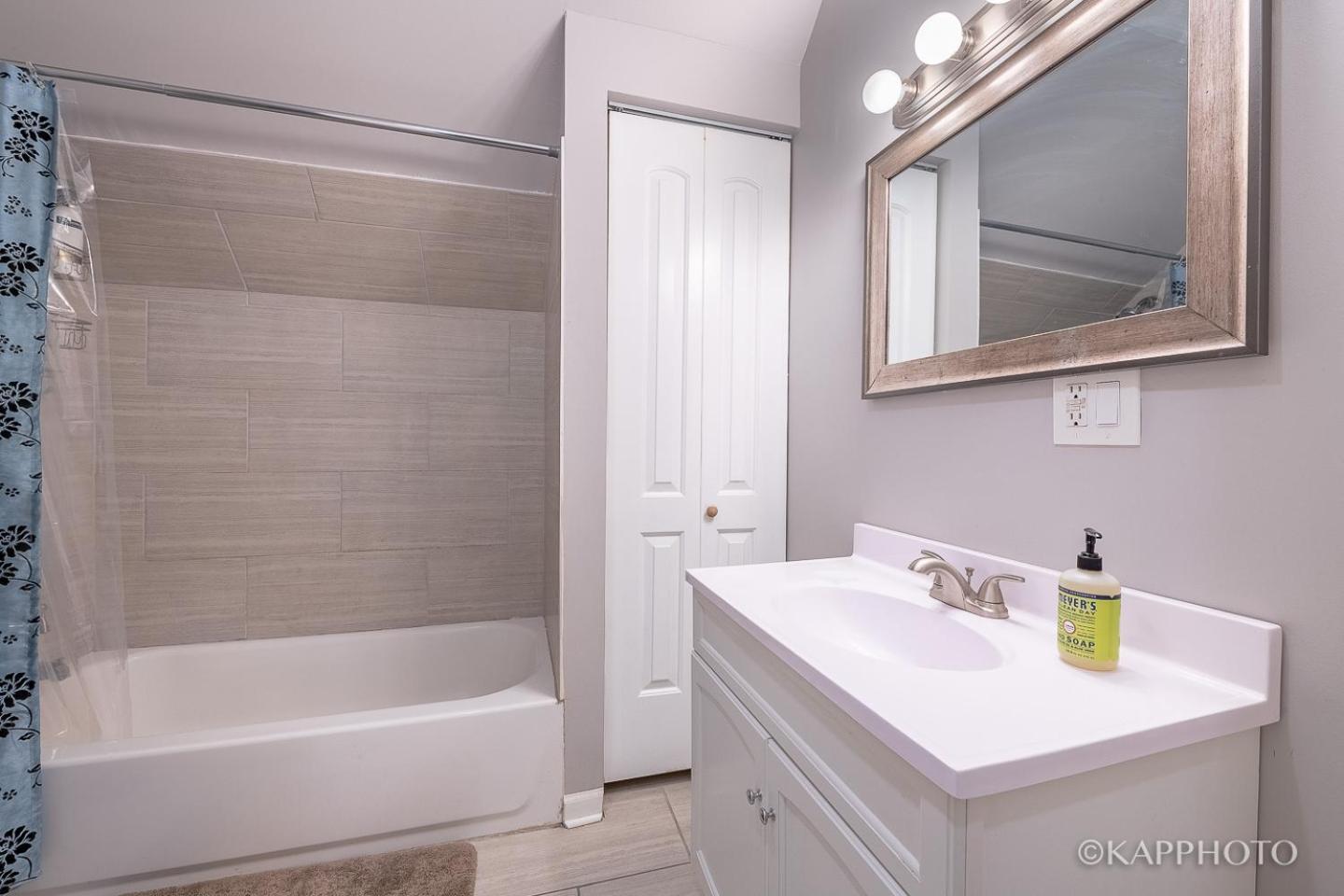 Entire Private Apartment, Near Downtown - Free Parking Chicago