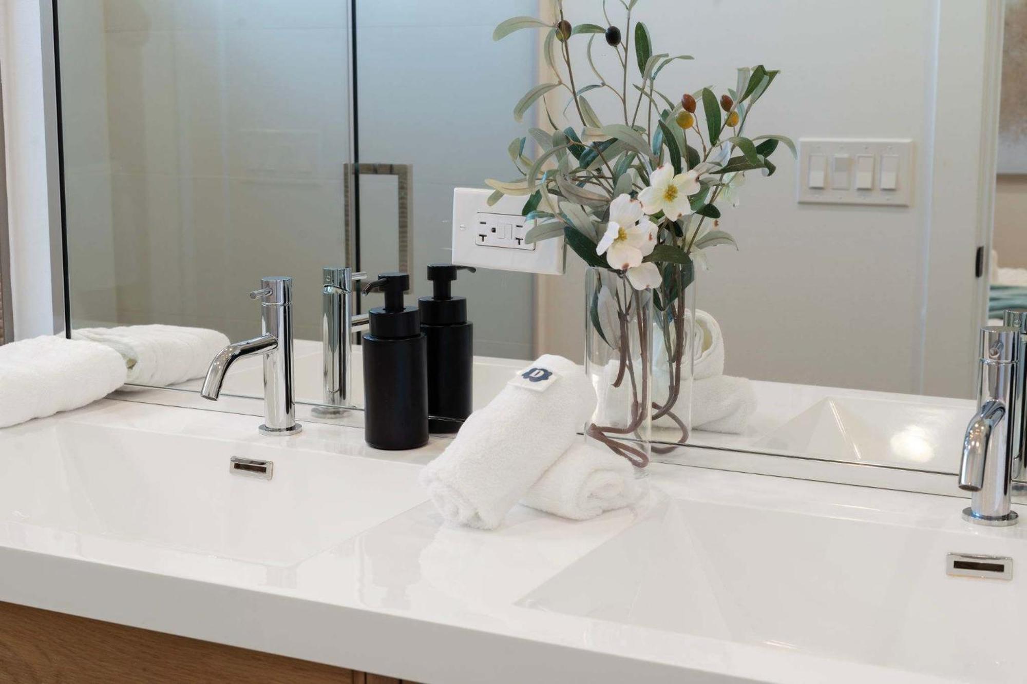 New 3bed 3bath With Parking By United Center *