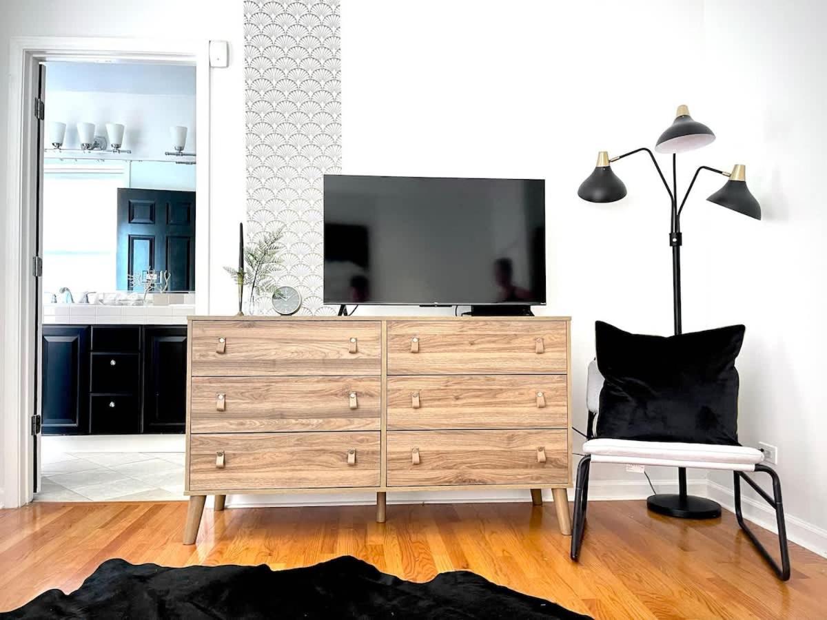 Cozy Wicker Park With Movie * Chicago