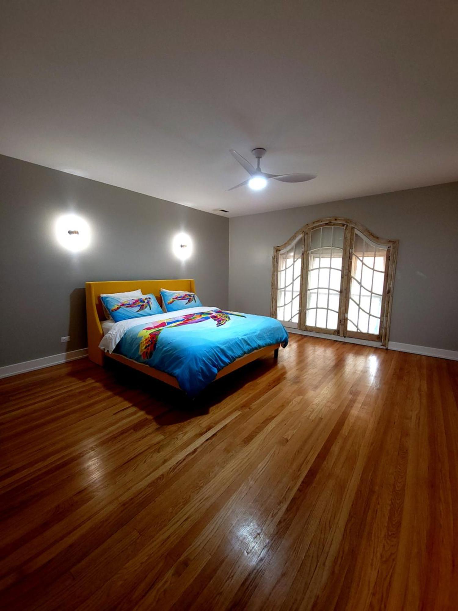 Beautiful 4 Bedroom 2 Bathroom Near Everything Chicago