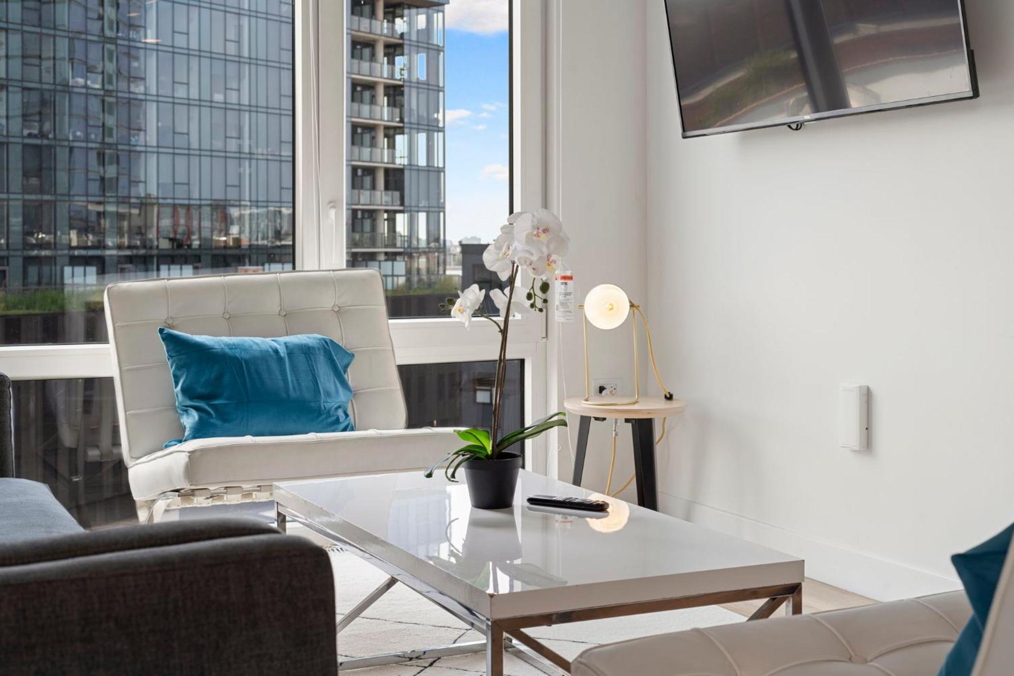 Hotel 2br Escape Bright Sleek Spacious Chicago