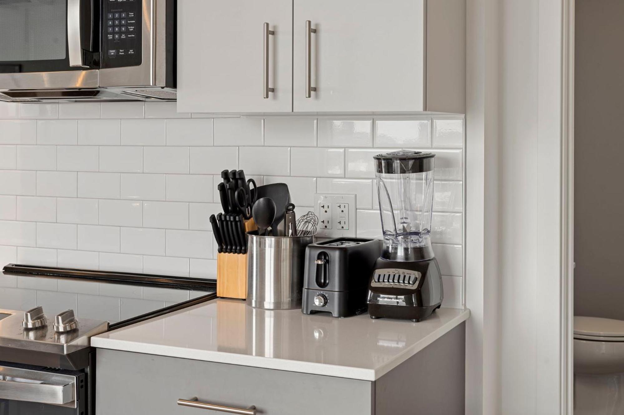 2br Escape Bright Sleek Spacious Chicago