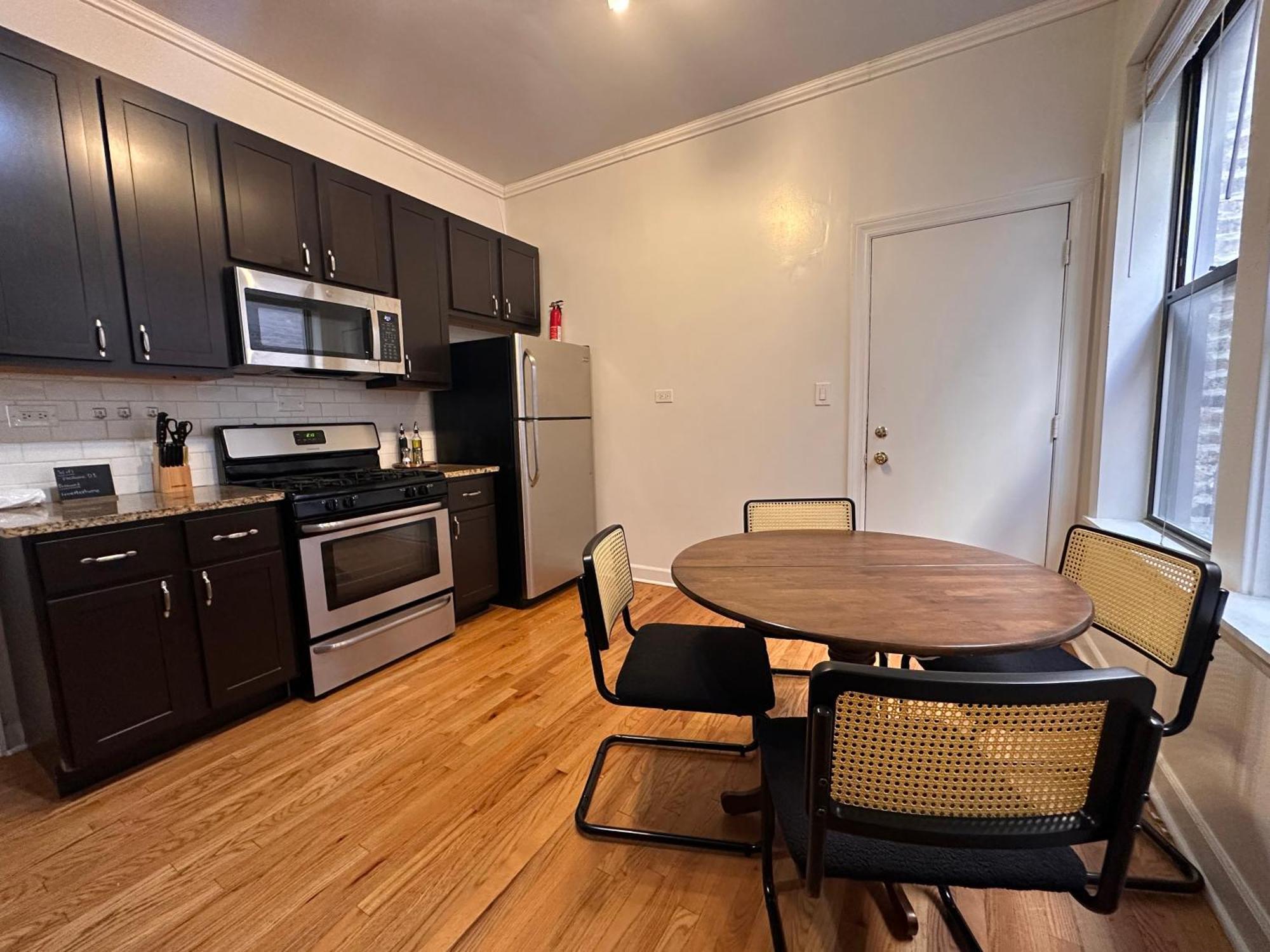Apartment Ukrainian Village 2br Modern D1