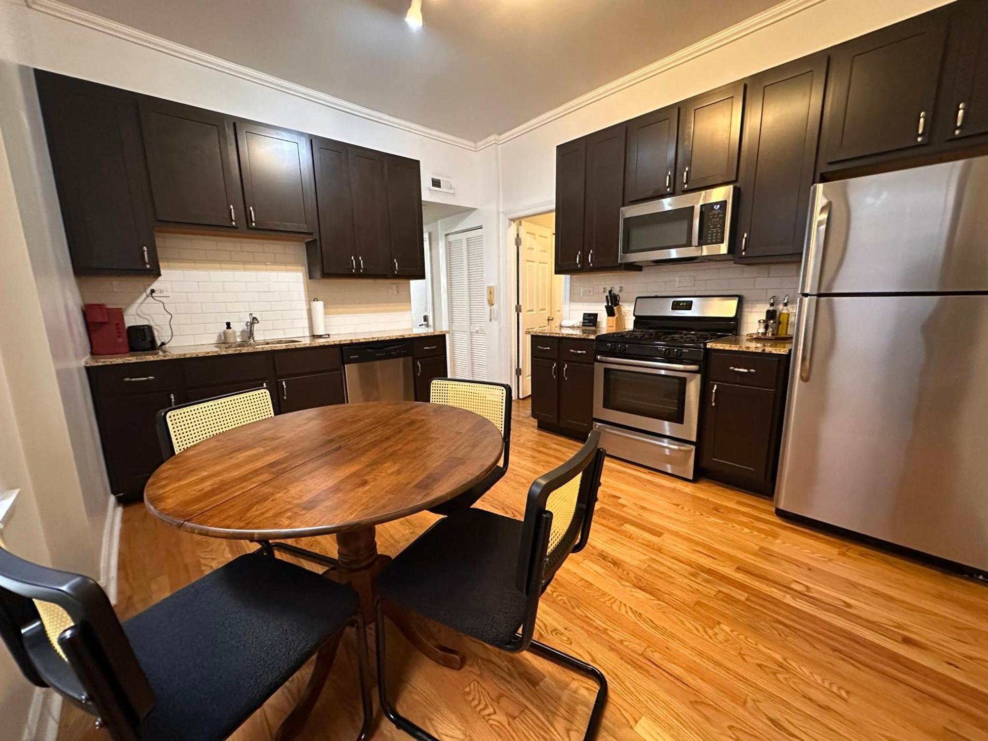 Ukrainian Village 2br Modern D1 *