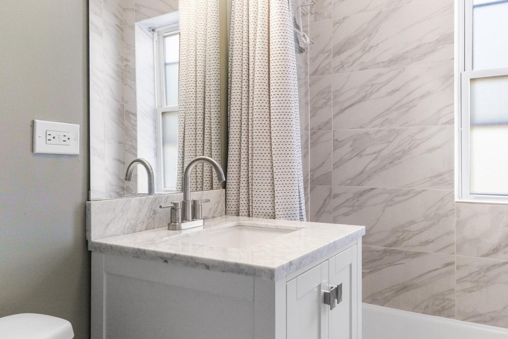 Private In Stylish Humboldt Park Retreat *