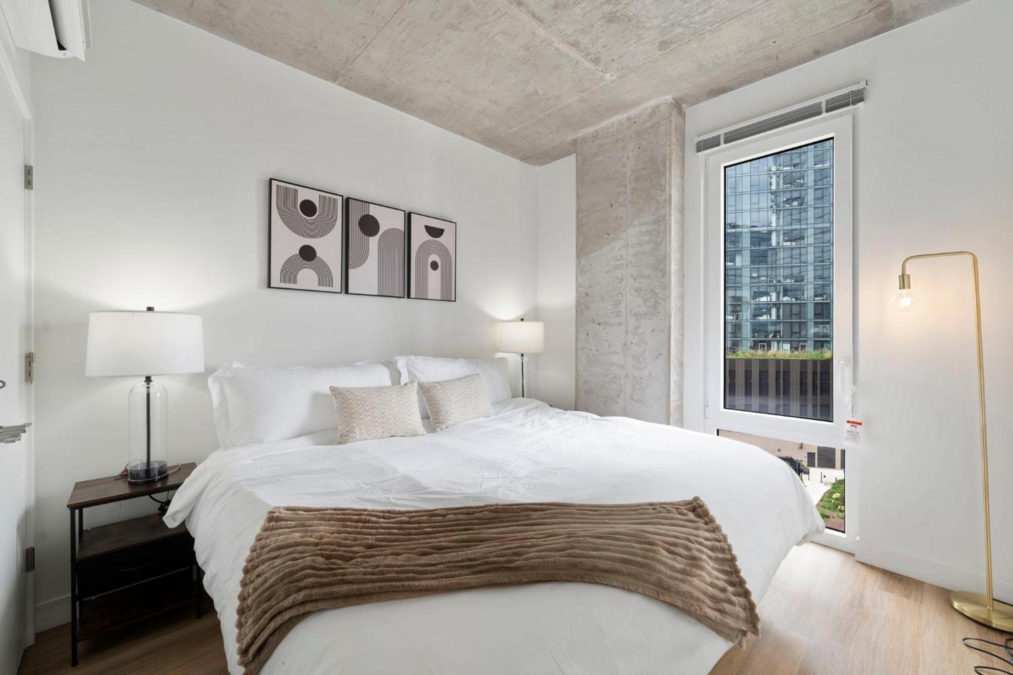 High-rise 4br W Views Comfort & Space *