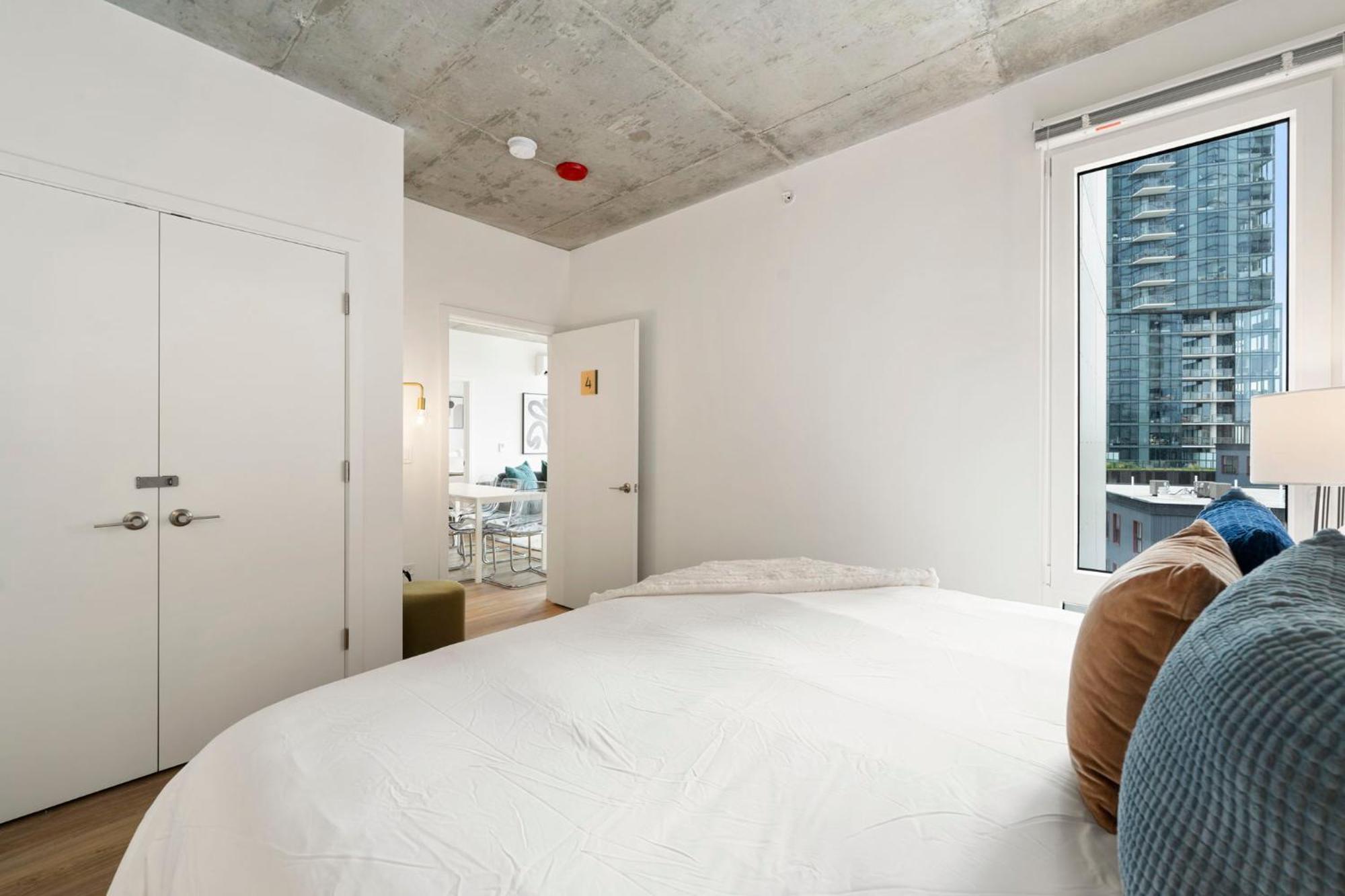 High-rise 4br W Views Comfort & Space *