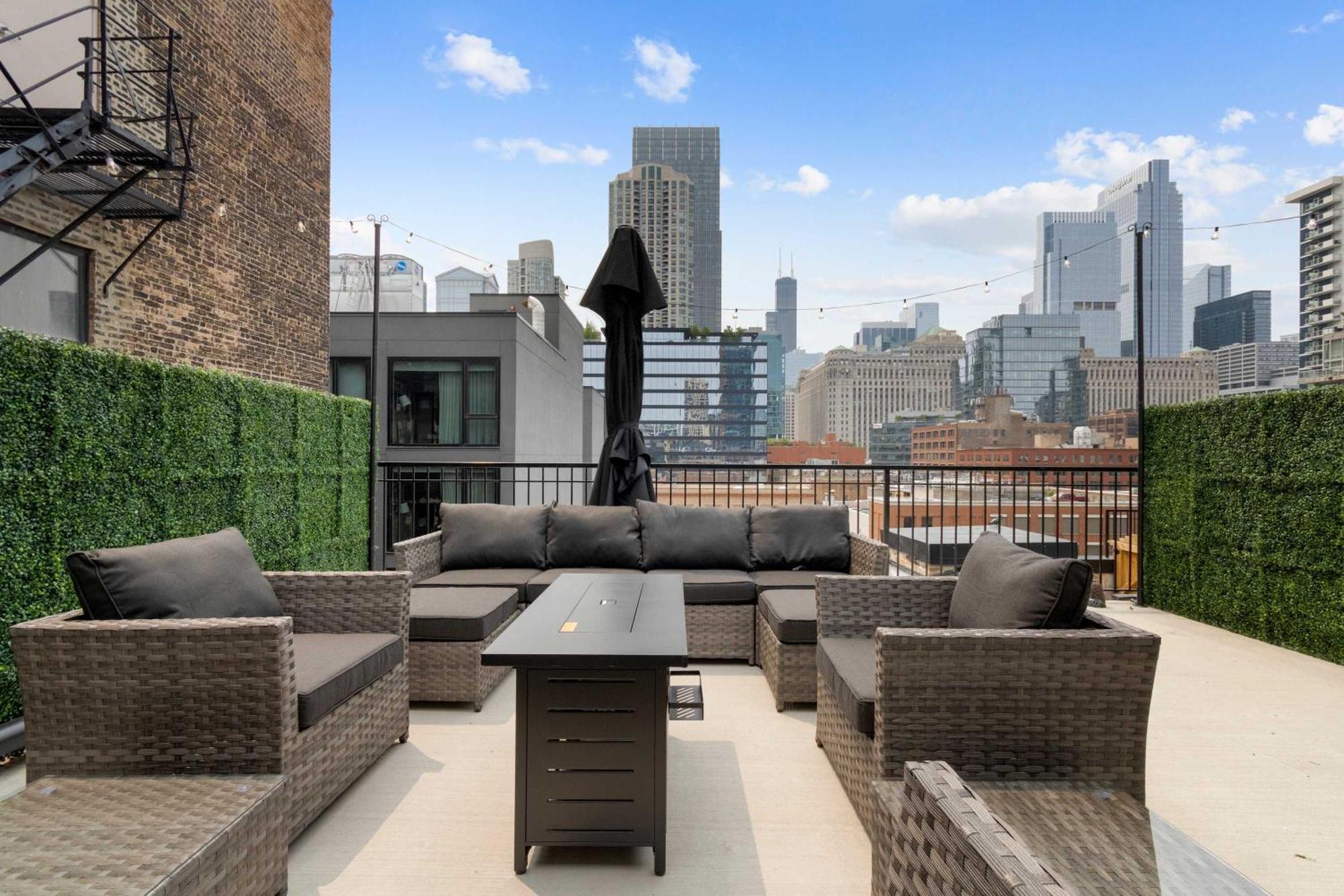 River North Private Deck With In And Out Parking Apartment