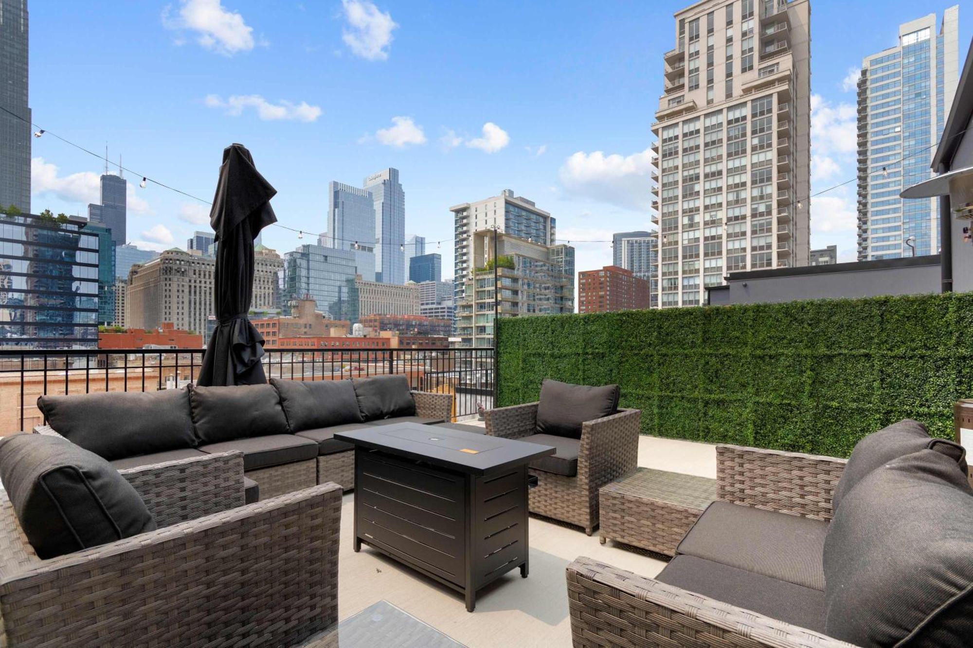 Apartment River North Private Deck With In And Out Parking Chicago