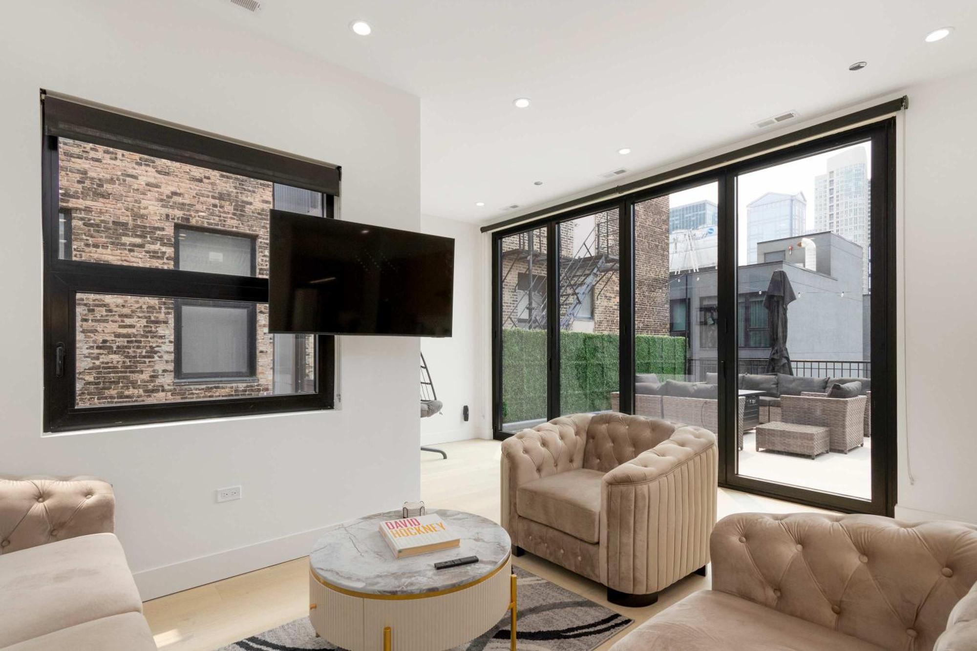 River North Private Deck With In And Out Parking Apartment