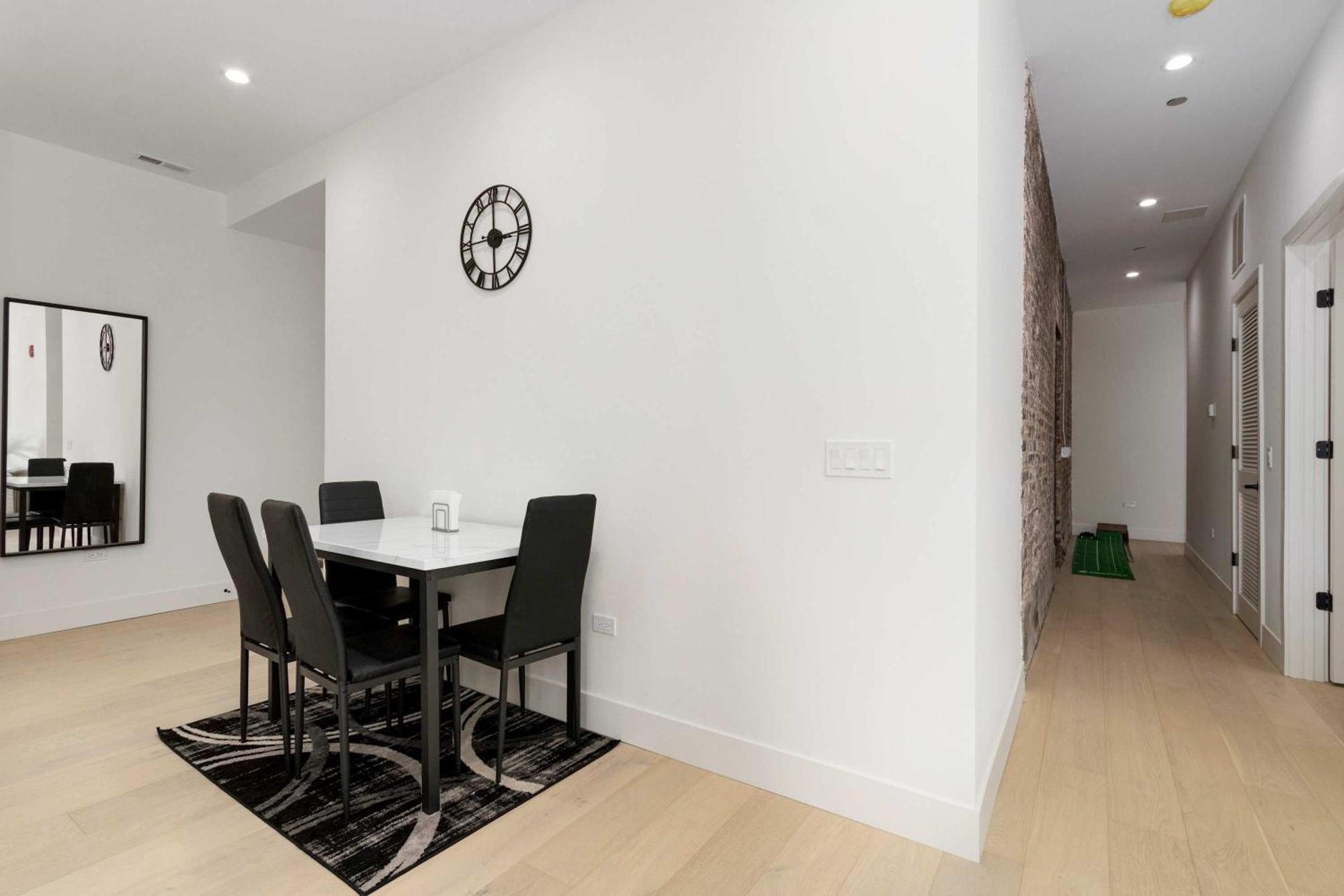 Apartment River North Private Deck With In And Out Parking *