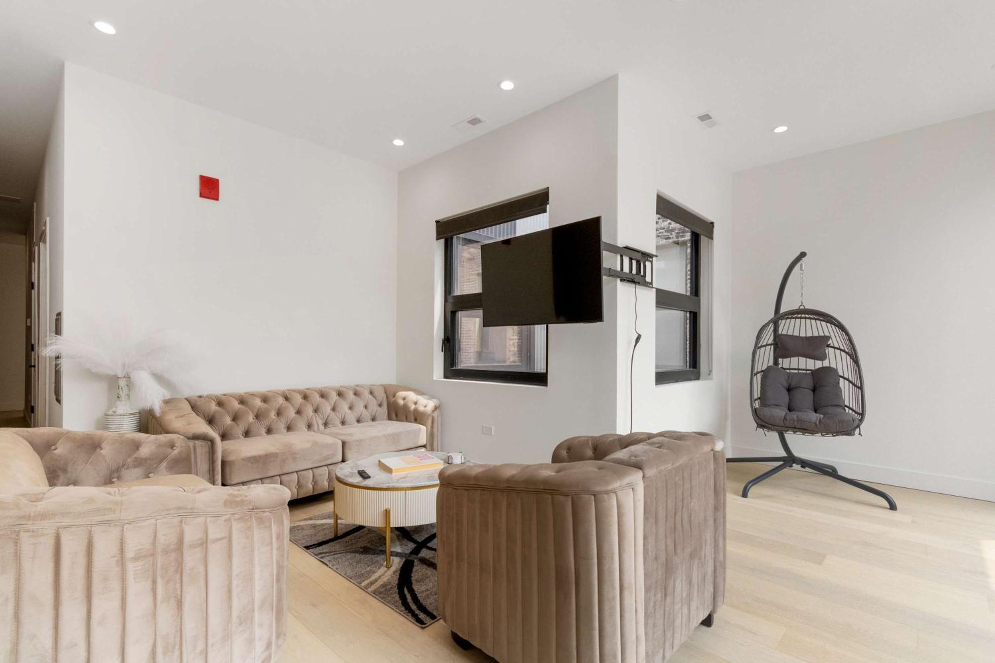 River North Private Deck With In And Out Parking