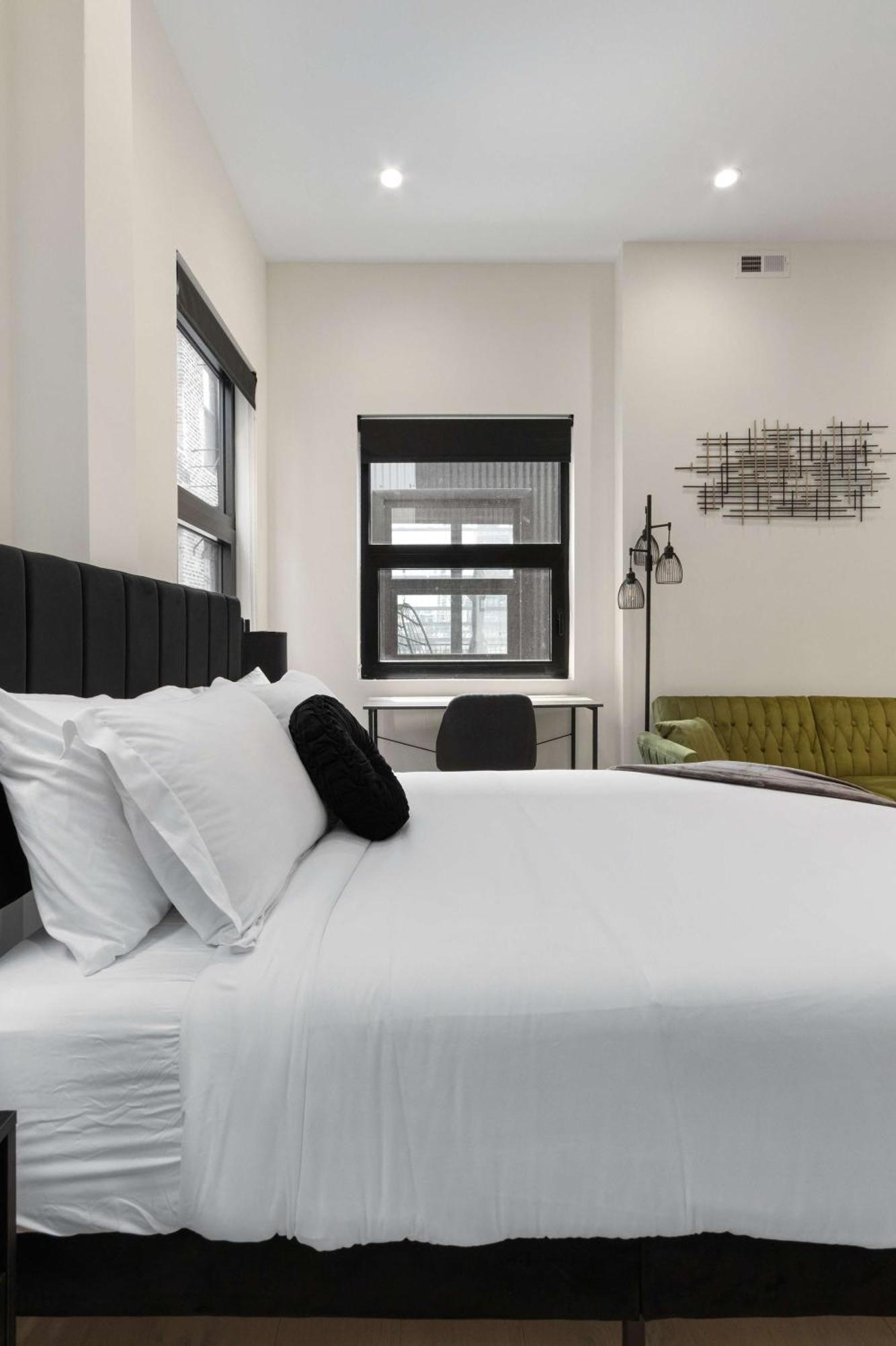 Apartment River North Private Deck With In And Out Parking