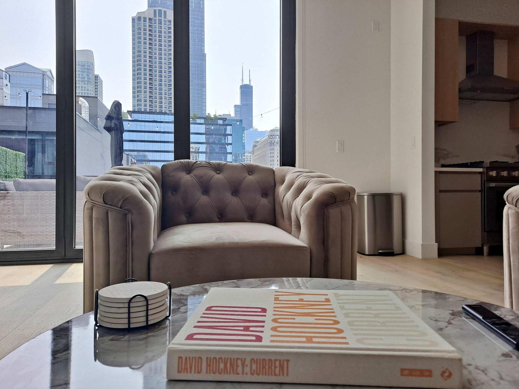 Apartment River North Private Deck With In And Out Parking