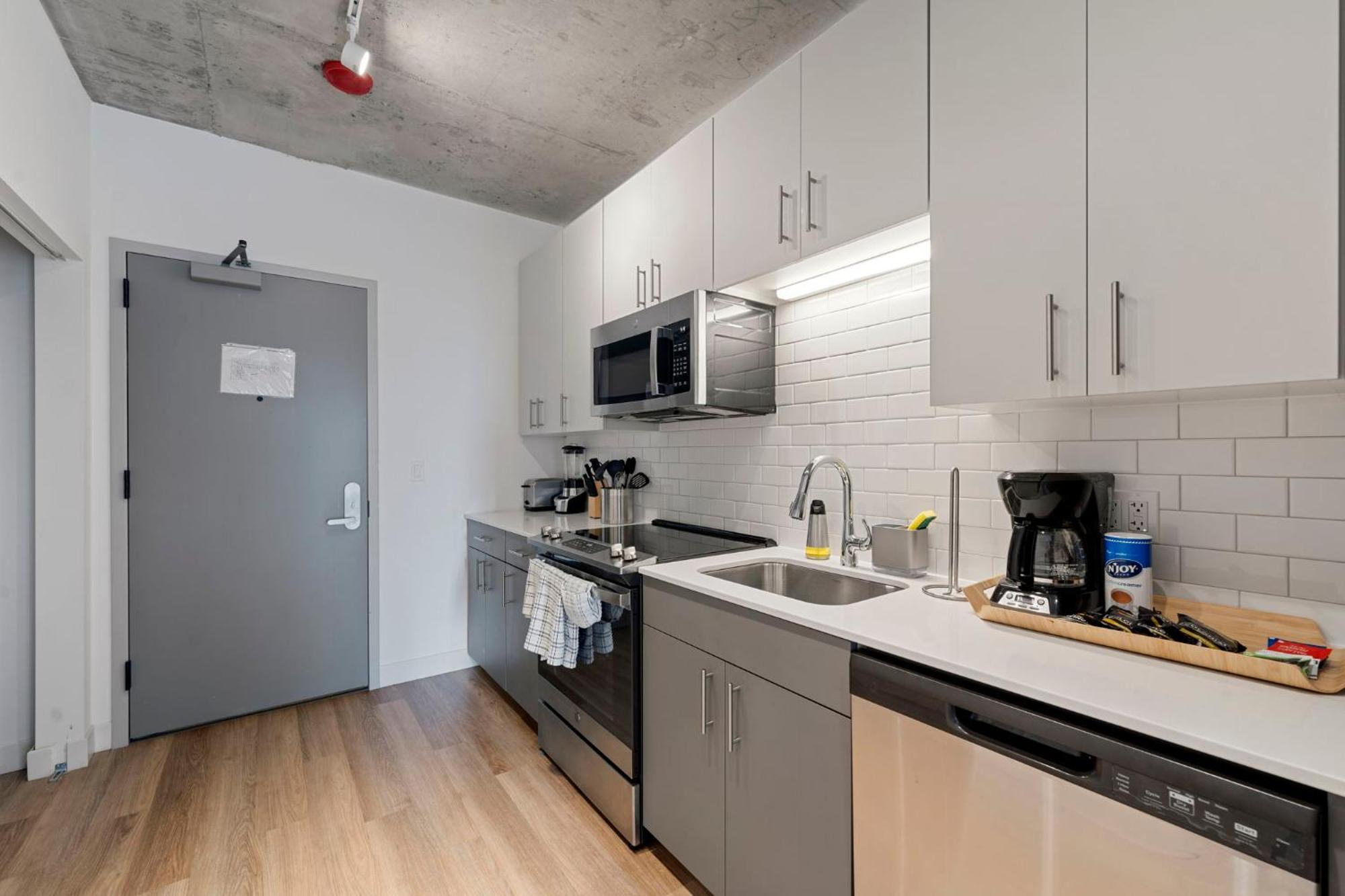 Hotel 4br Modern Gem Sleek Bright & *