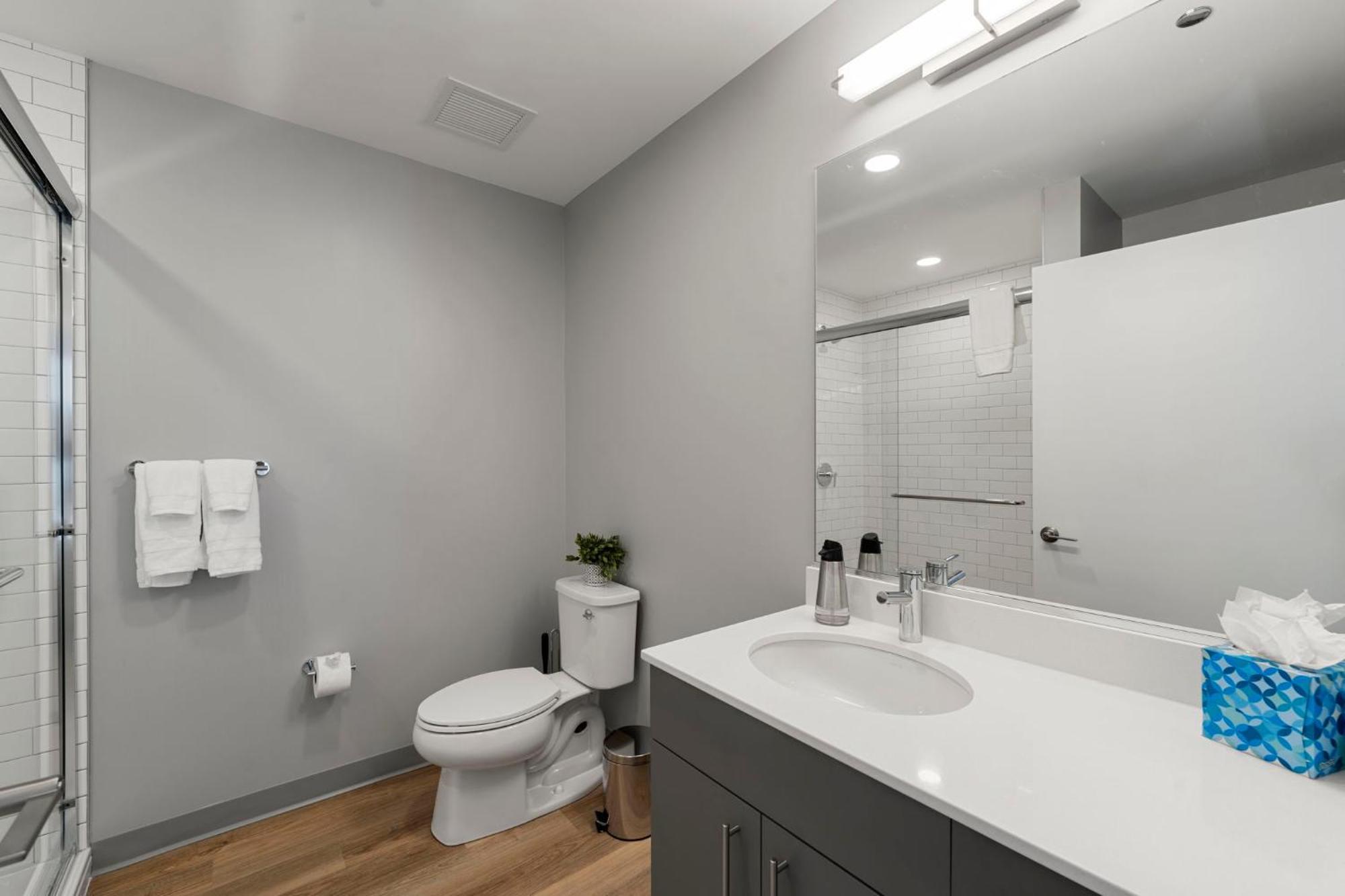 Hotel 4br Modern Gem Sleek Bright & *