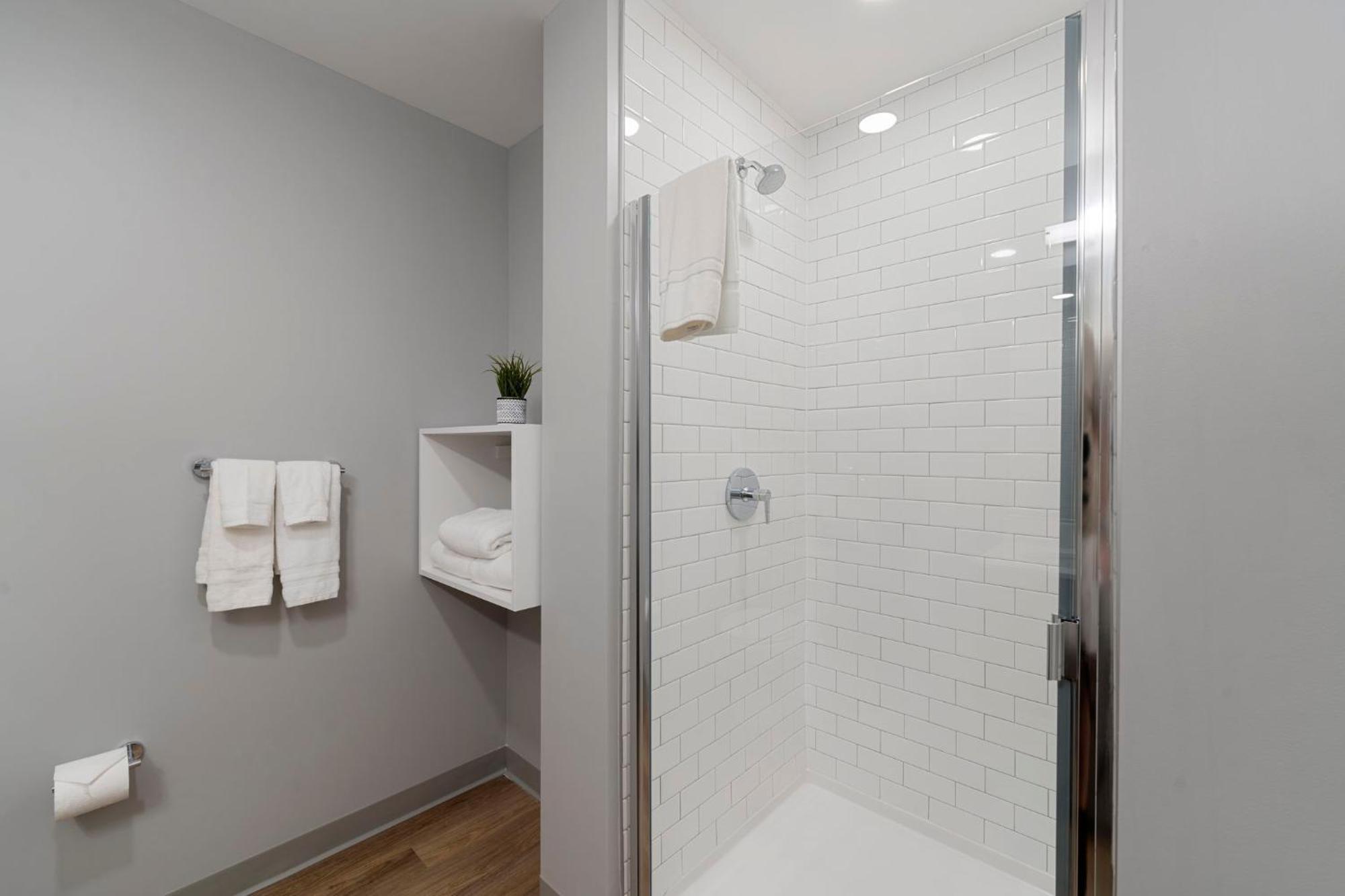 Hotel 4br Modern Gem Sleek Bright & *