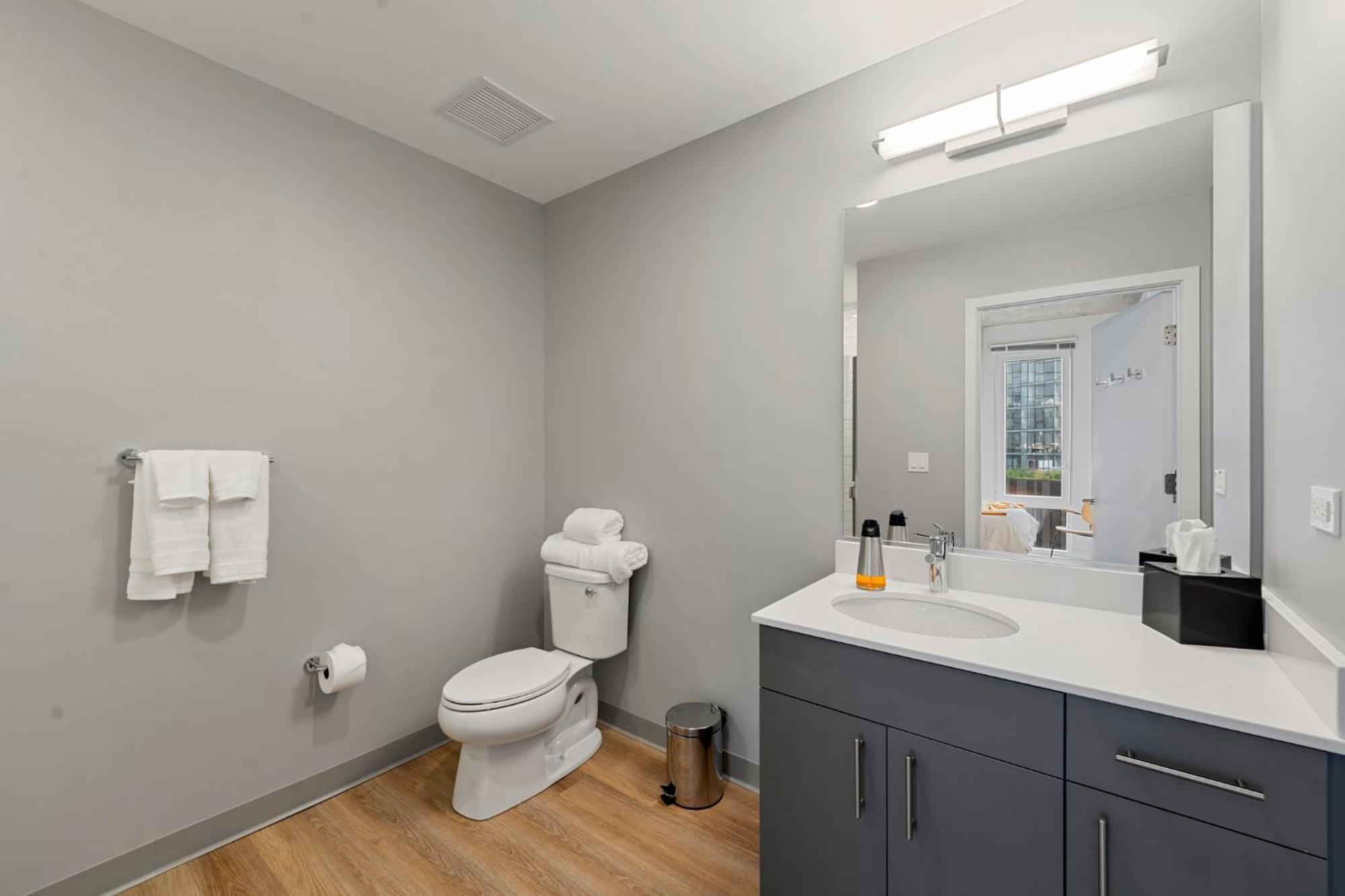 2br Escape Bright Sleek Spacious Hotel *