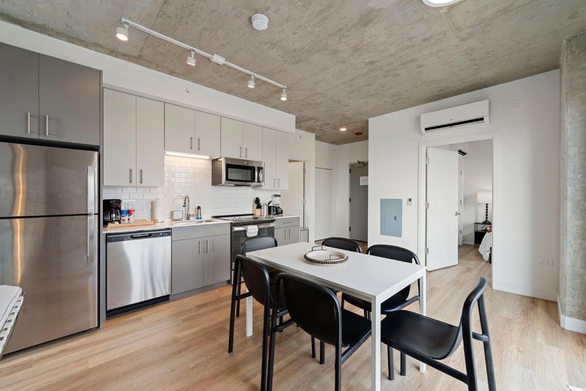 2br Escape Bright Sleek Spacious Hotel *