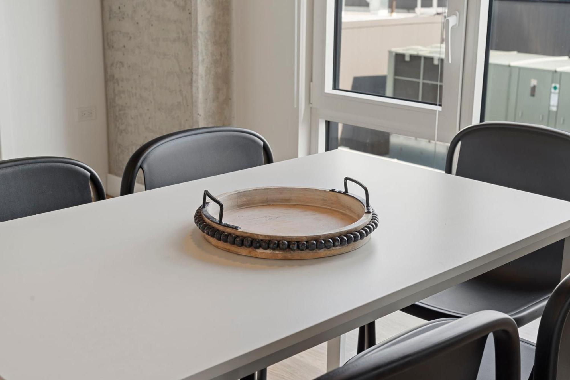 2br Escape Bright Sleek Spacious Chicago