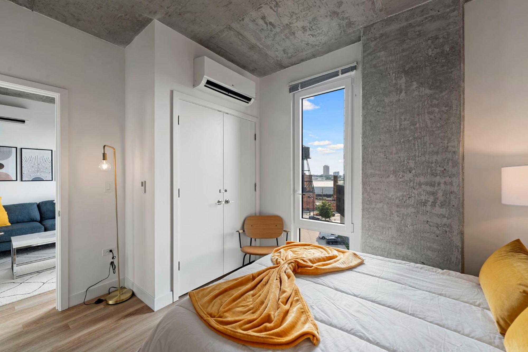 2br Escape Bright Sleek Spacious Hotel Chicago