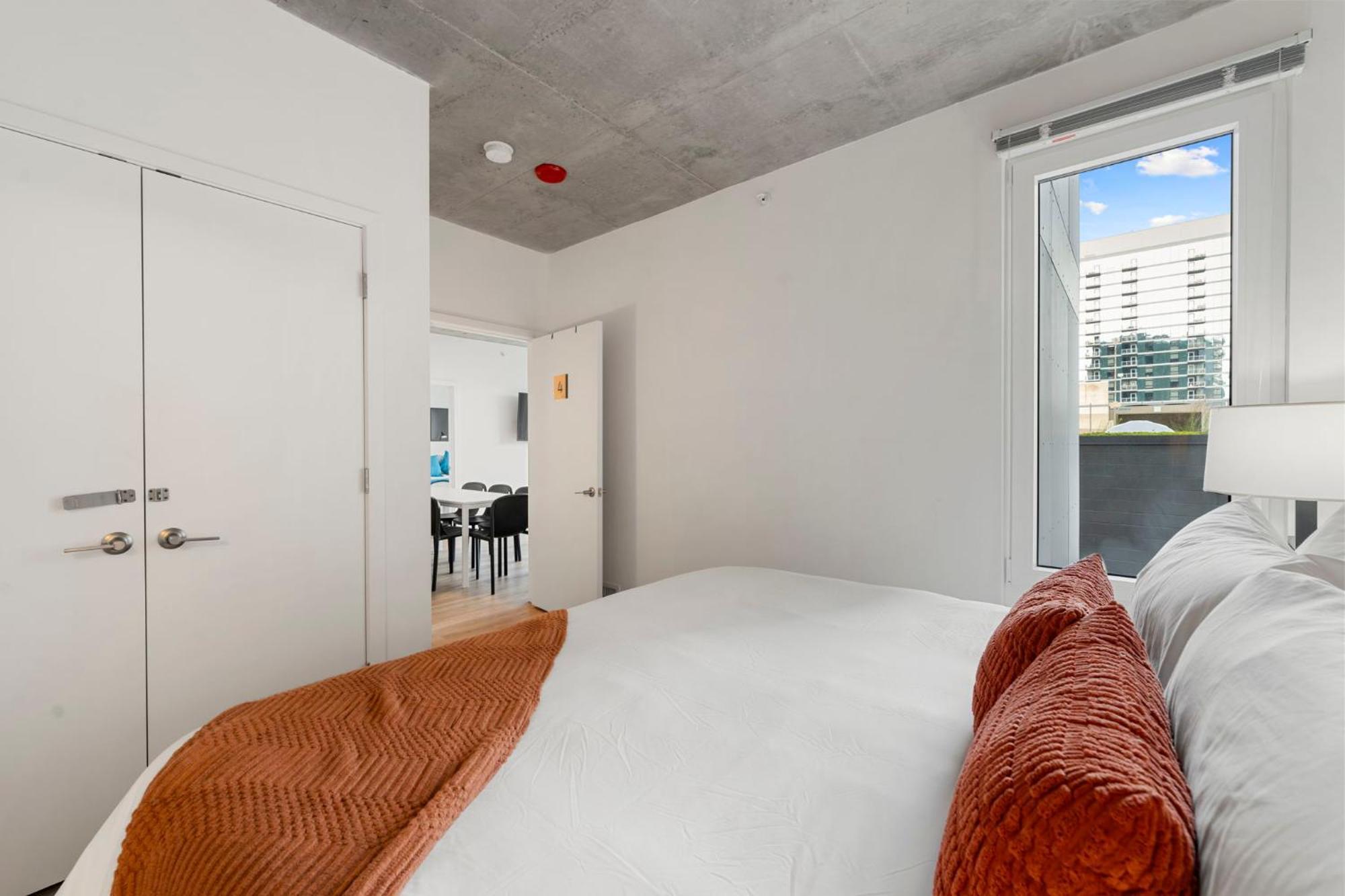 Modern 4br Retreat With Stunning Views Hotel