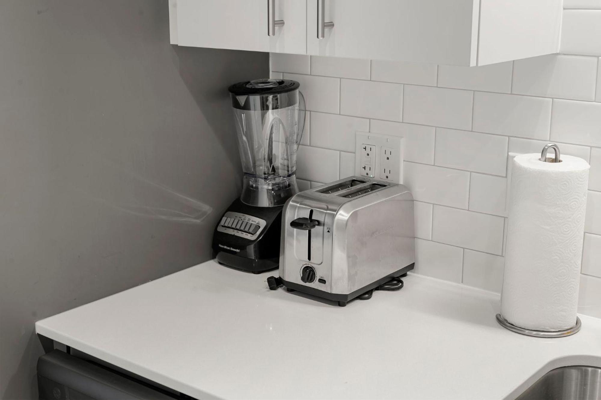 Modern 4br Retreat With Stunning Views Hotel