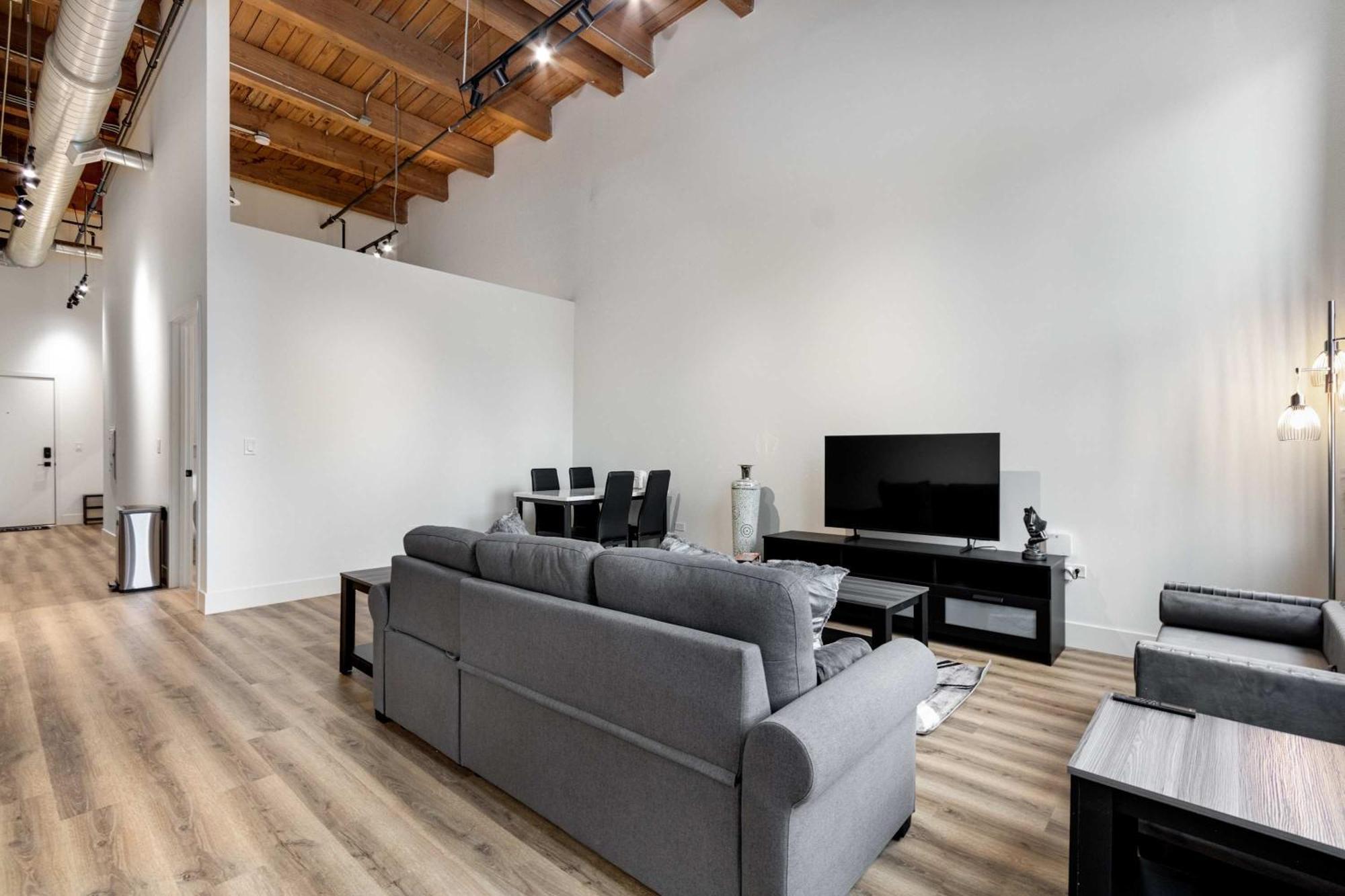 Apartment River North Rooftop With In And Out Parking 6 *