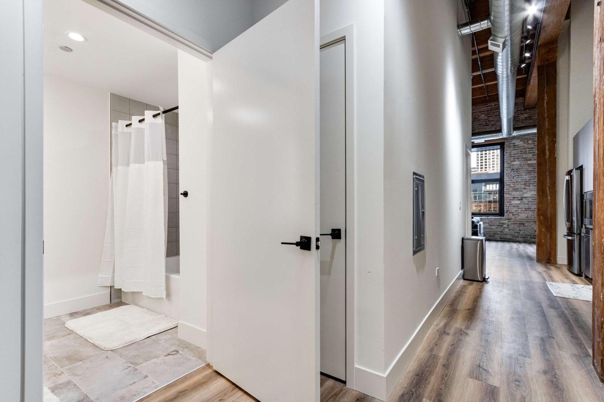 Apartment River North Rooftop With In And Out Parking 6