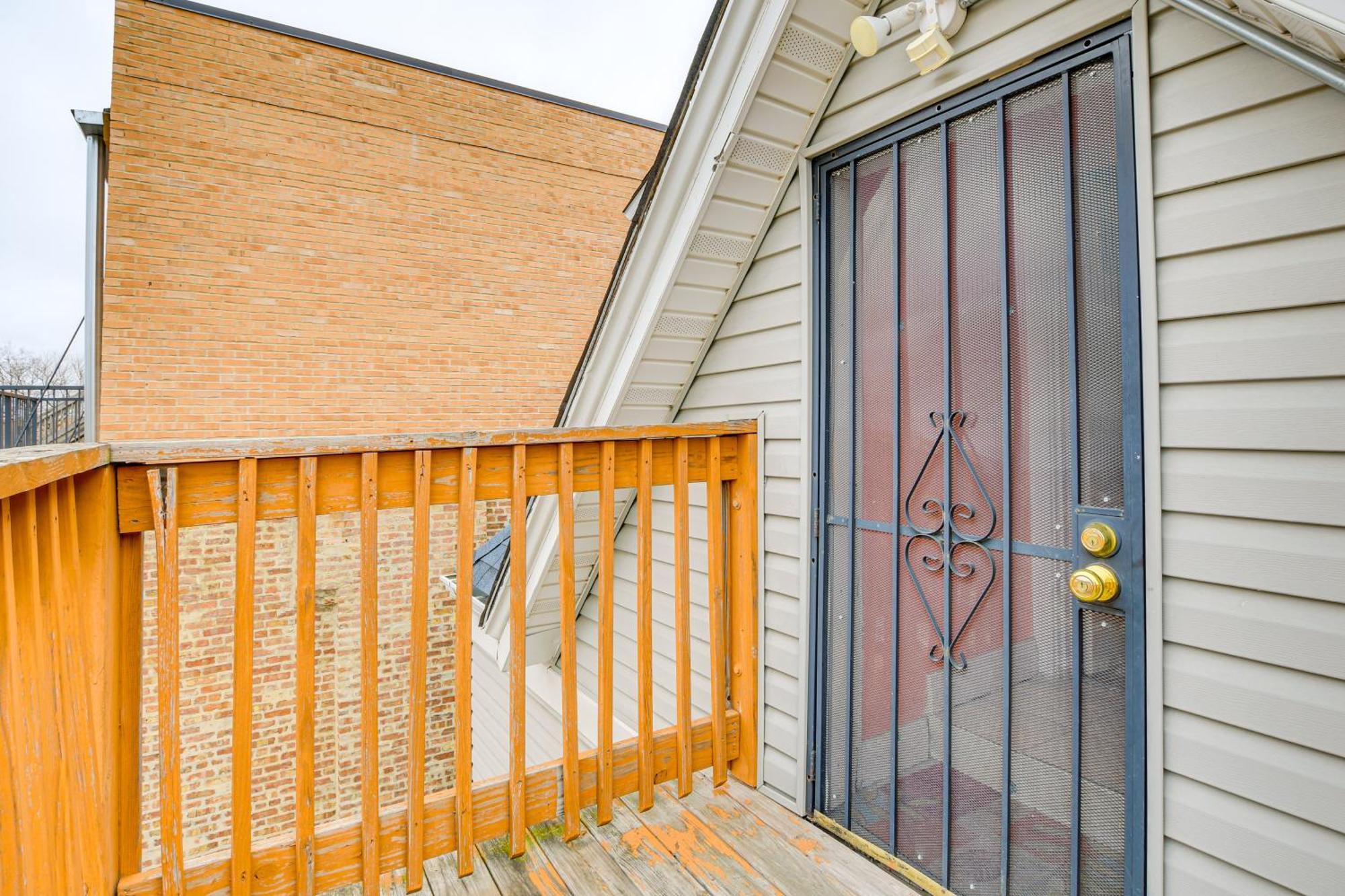 Apartment Less Than 2 Mi To Uchicago Near Bus Stops! *