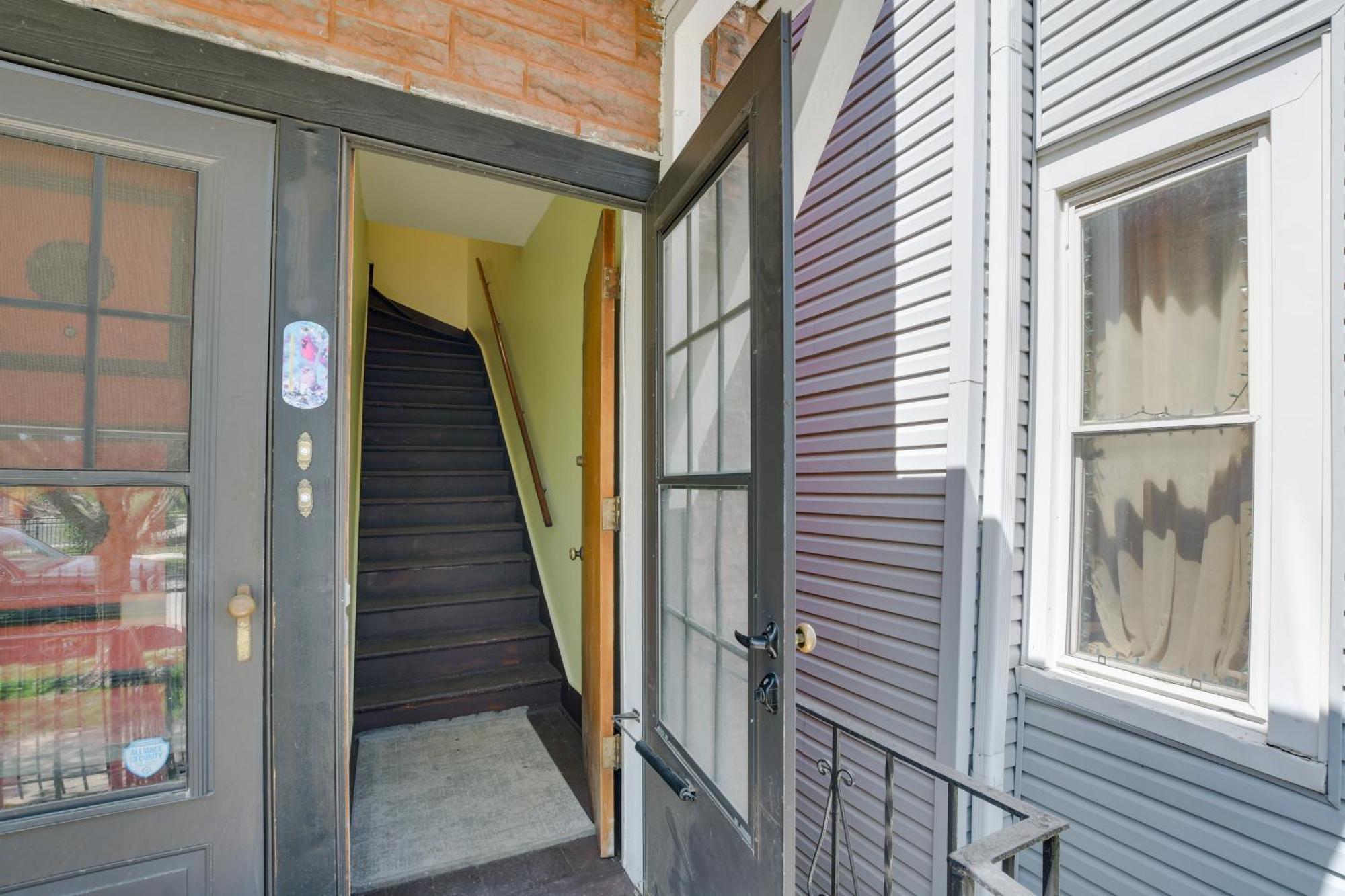 Walk To Logan Square Apartment *