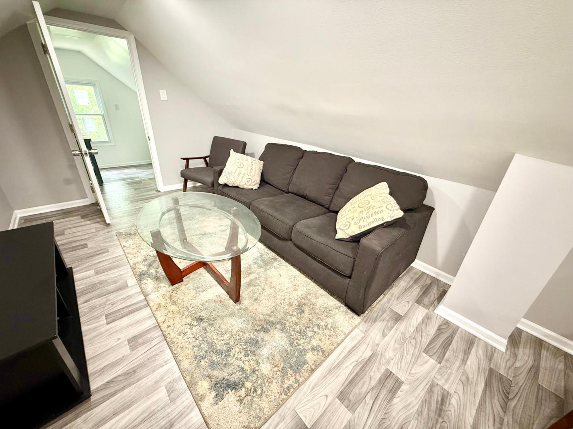 Place To - Close To Downtown! - Free Parking! Homestay *