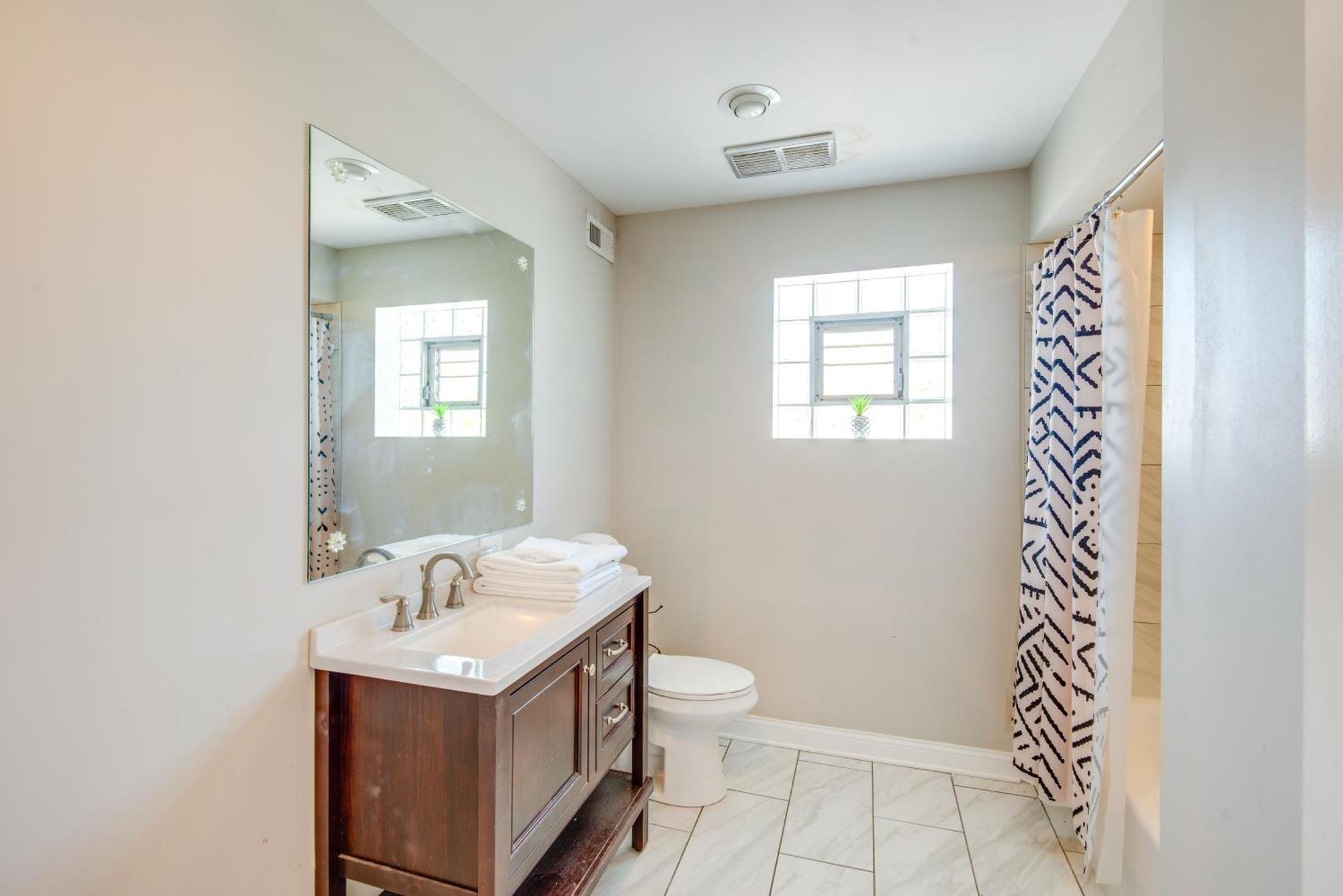 Walk To Train & Bus: Updated Apartment Chicago