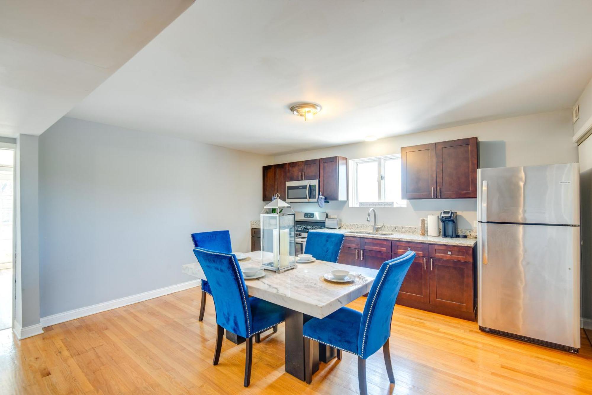 Apartment Walk To Train & Bus: Updated *