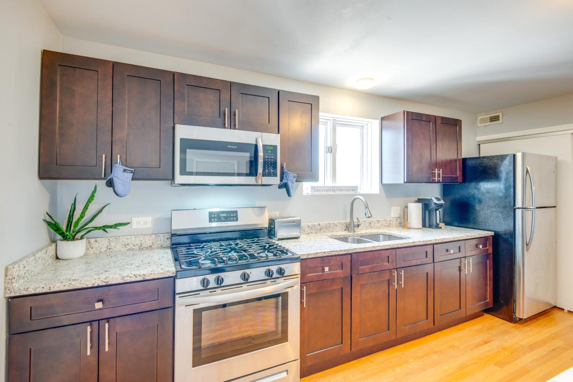 Walk To Train & Bus: Updated Apartment Chicago