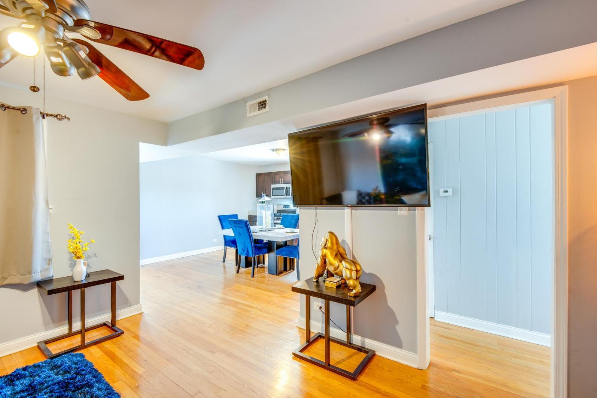 Apartment Walk To Train & Bus: Updated Chicago