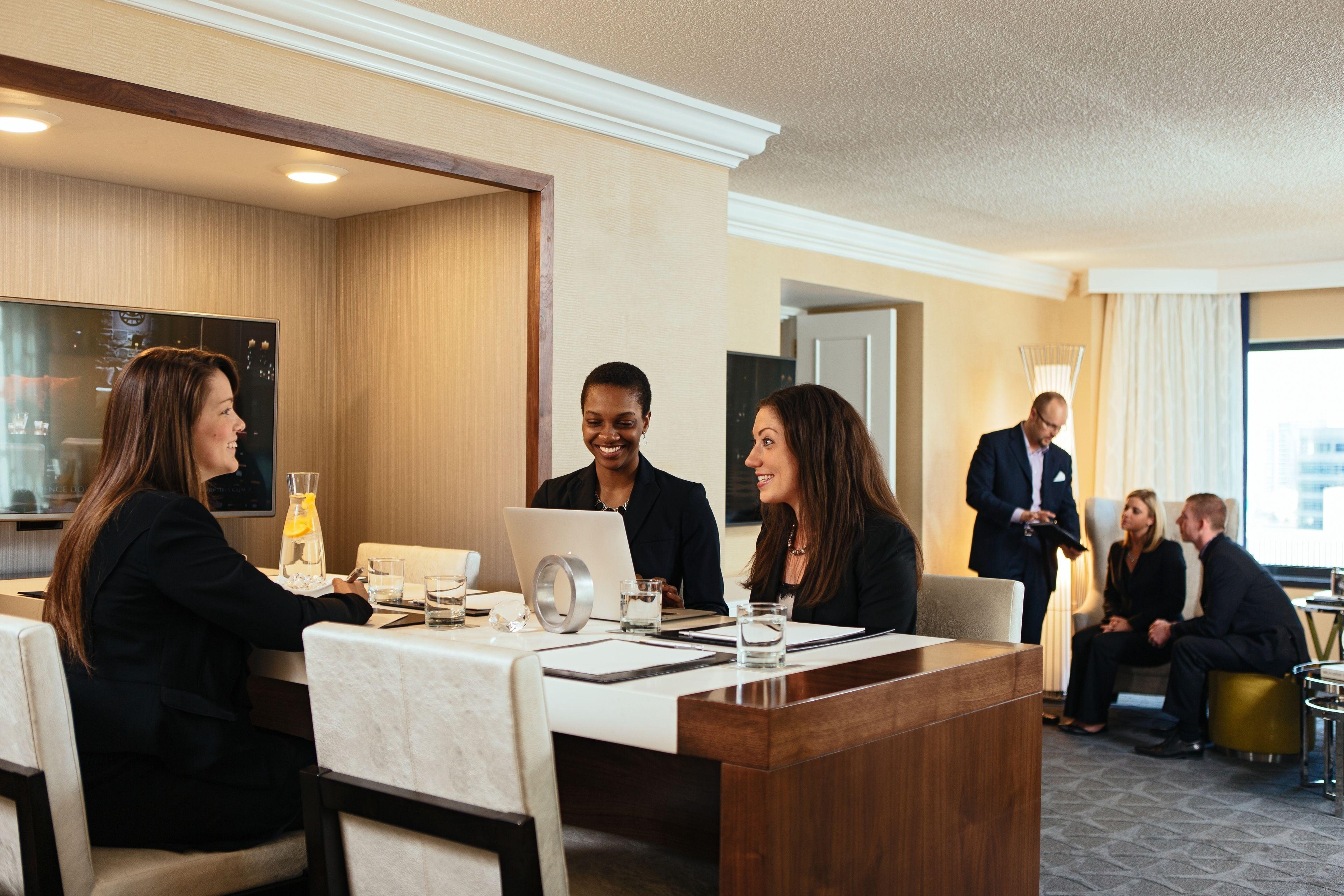 Hotel Renaissance Downtown 4*