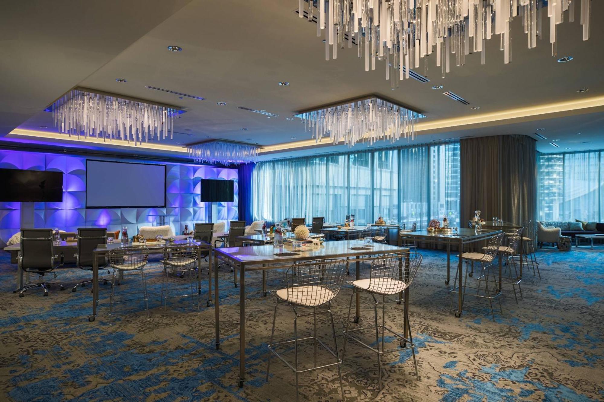 Renaissance Downtown 4*