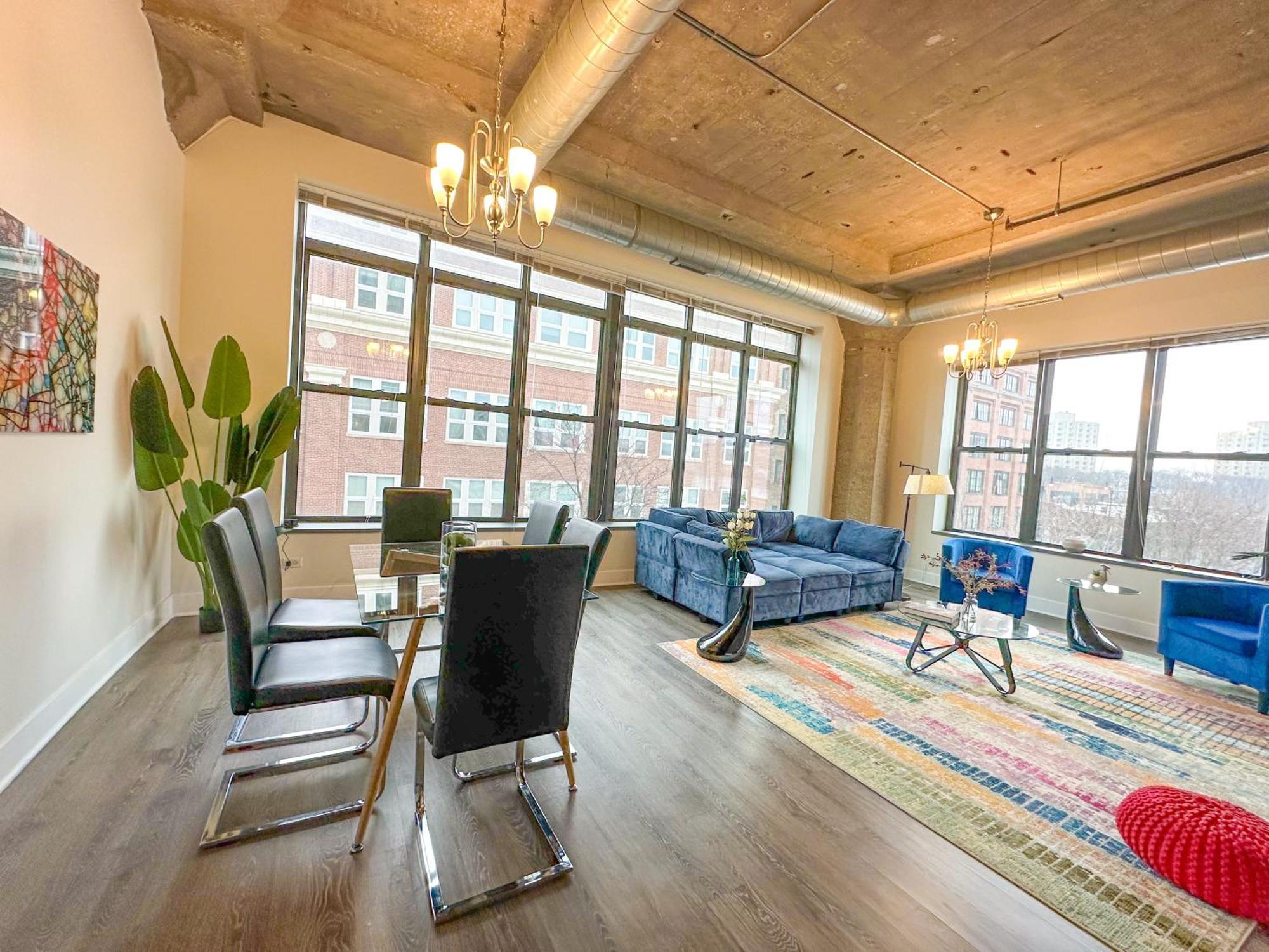 Mccormick Place: Spacious 3br Family Haven Apartment