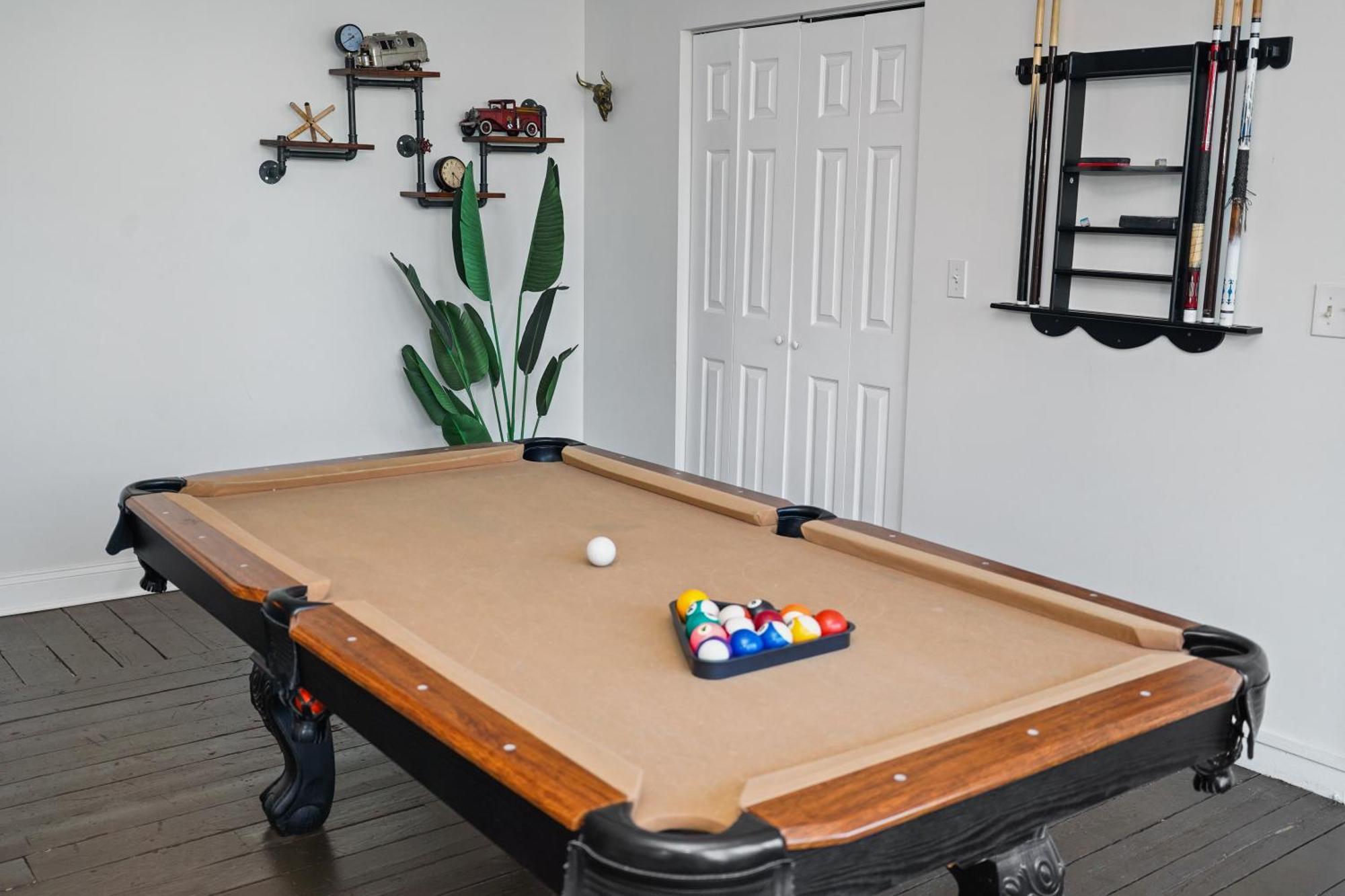 Apartment Mccormick Place Spacious 5br With Pool Table & Optional Parking Sleeps 10 Near Soldier Field And Grant Park