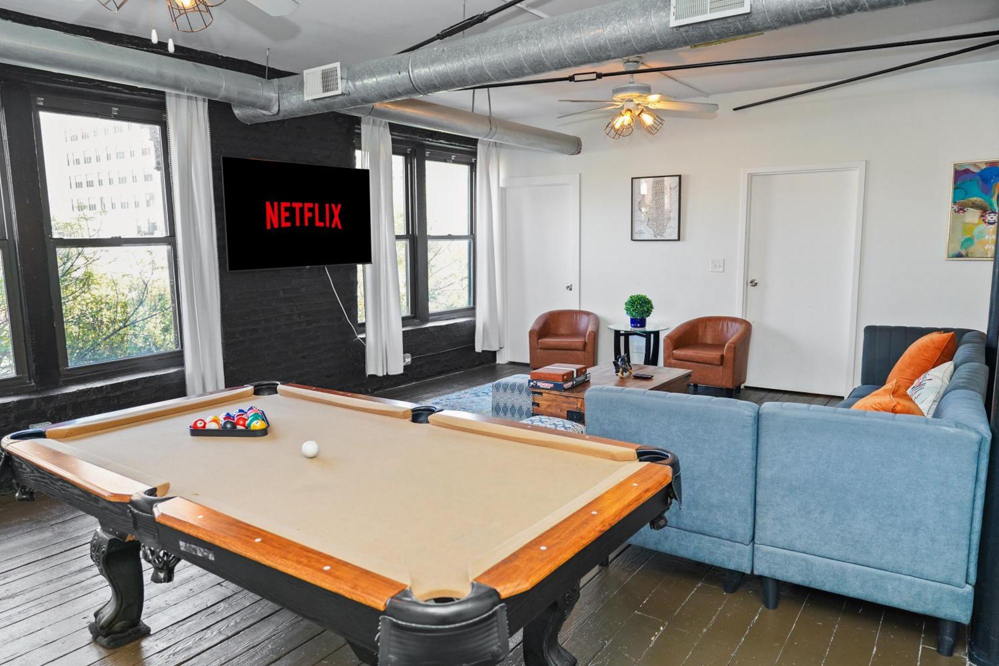 Apartment Mccormick Place Spacious 5br With Pool Table & Optional Parking Sleeps 10 Near Soldier Field And Grant Park *