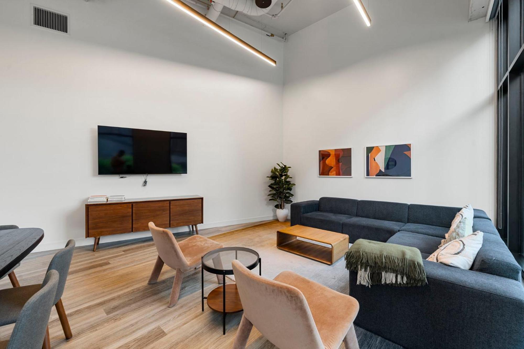 Hotel 2br Escape Bright Sleek Spacious Chicago