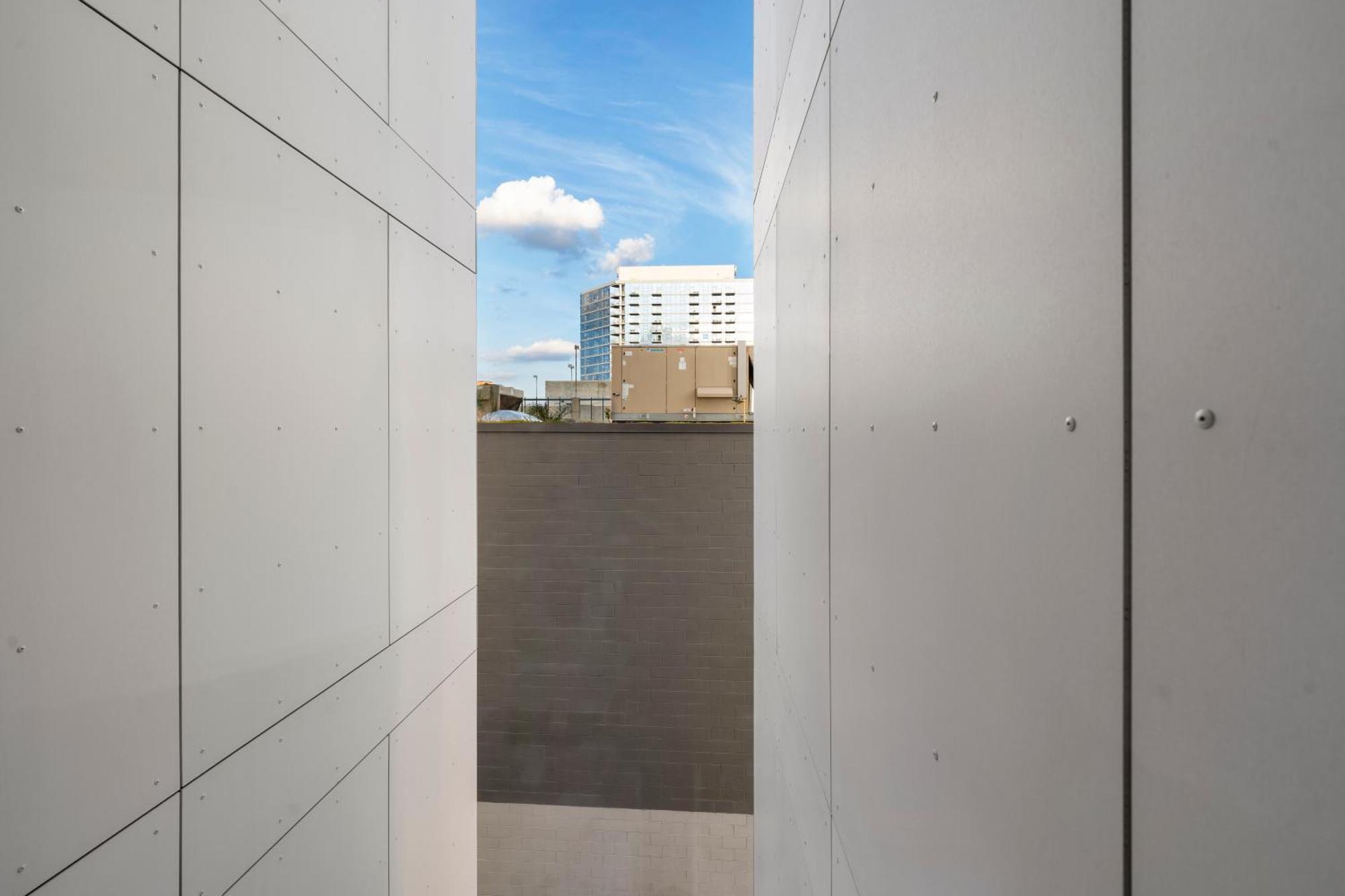 Group-ready 3br Sleek Design & Great Location Hotel