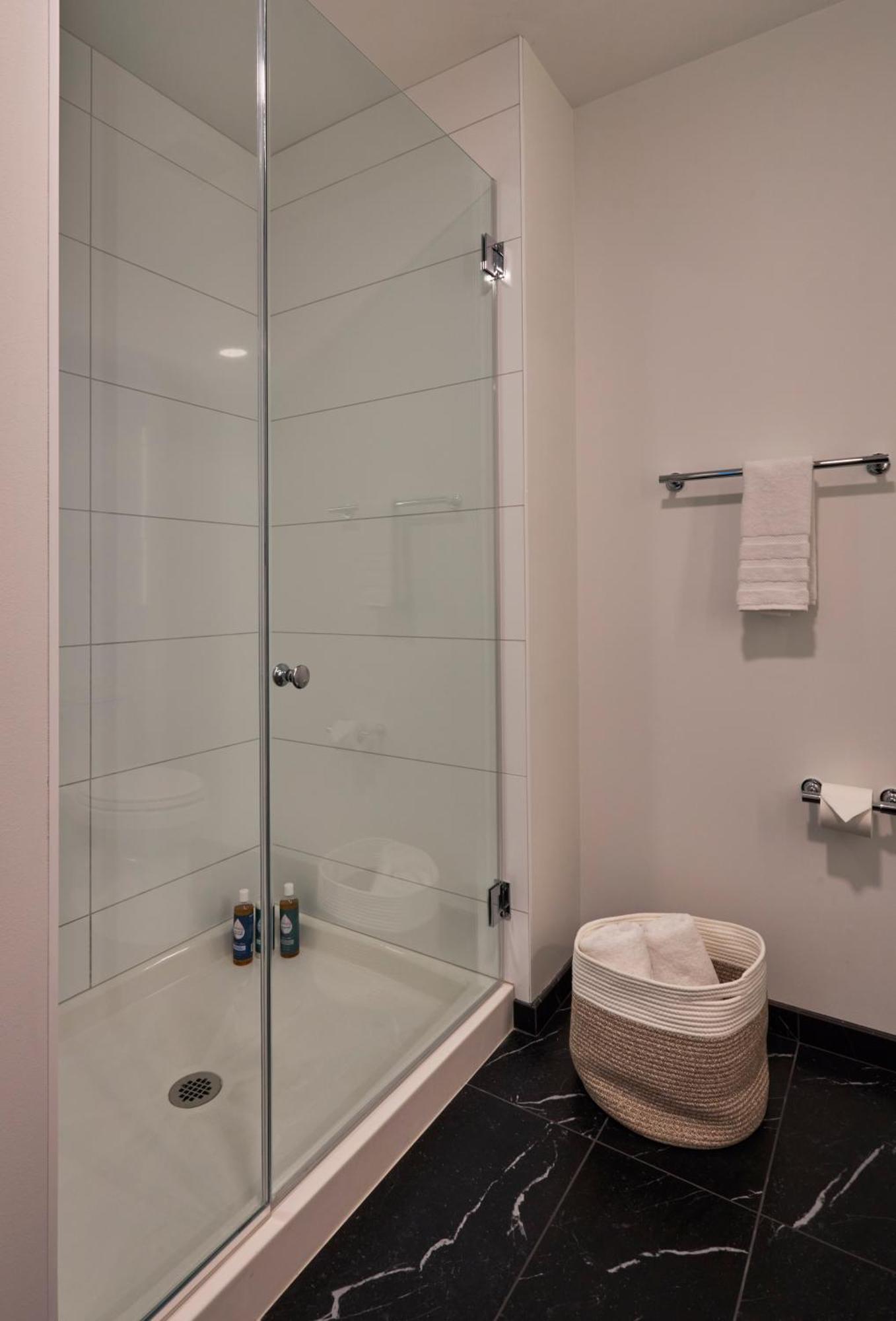 Lux Apts With Views And Amenities