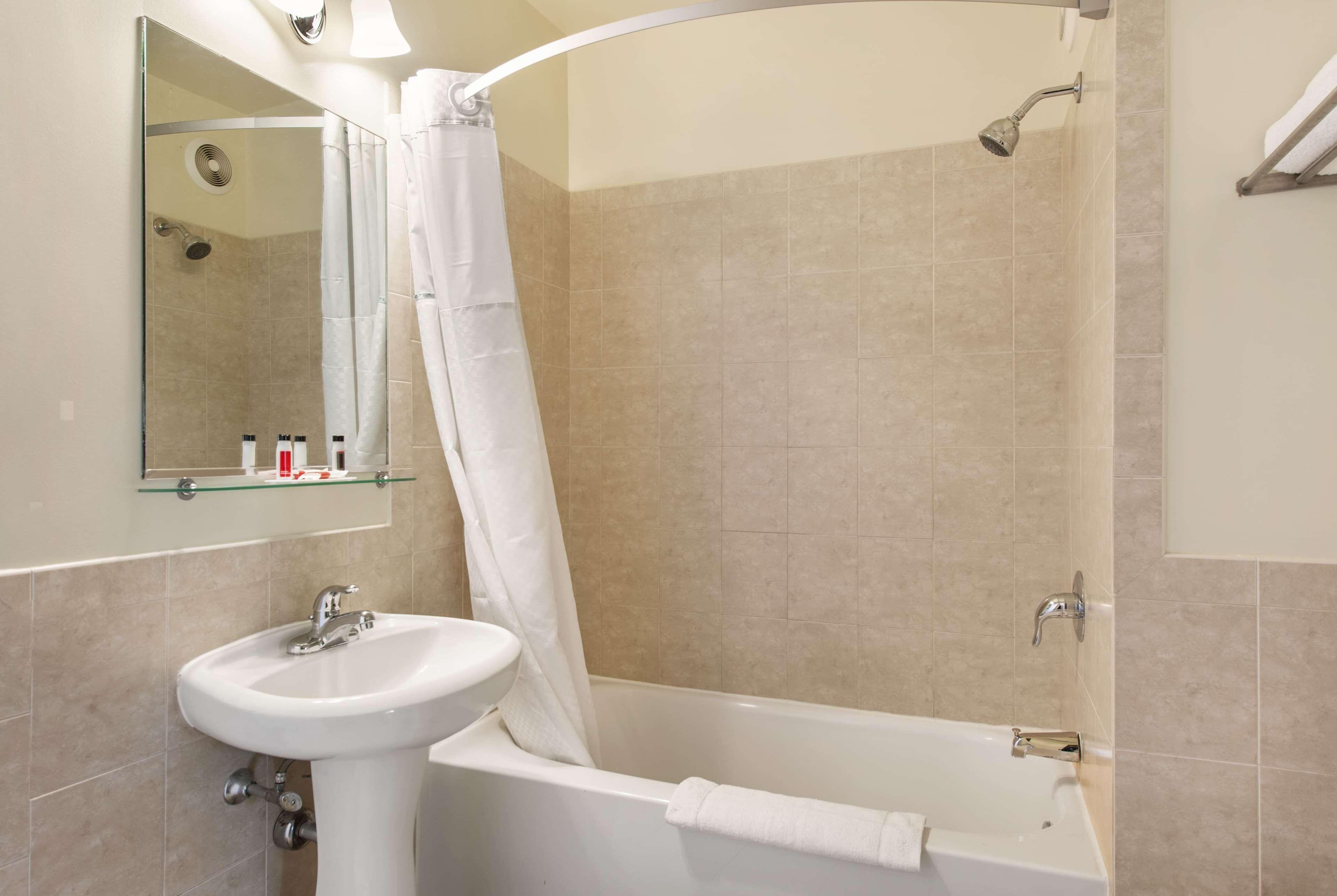 Travelodge By Wyndham Downtown